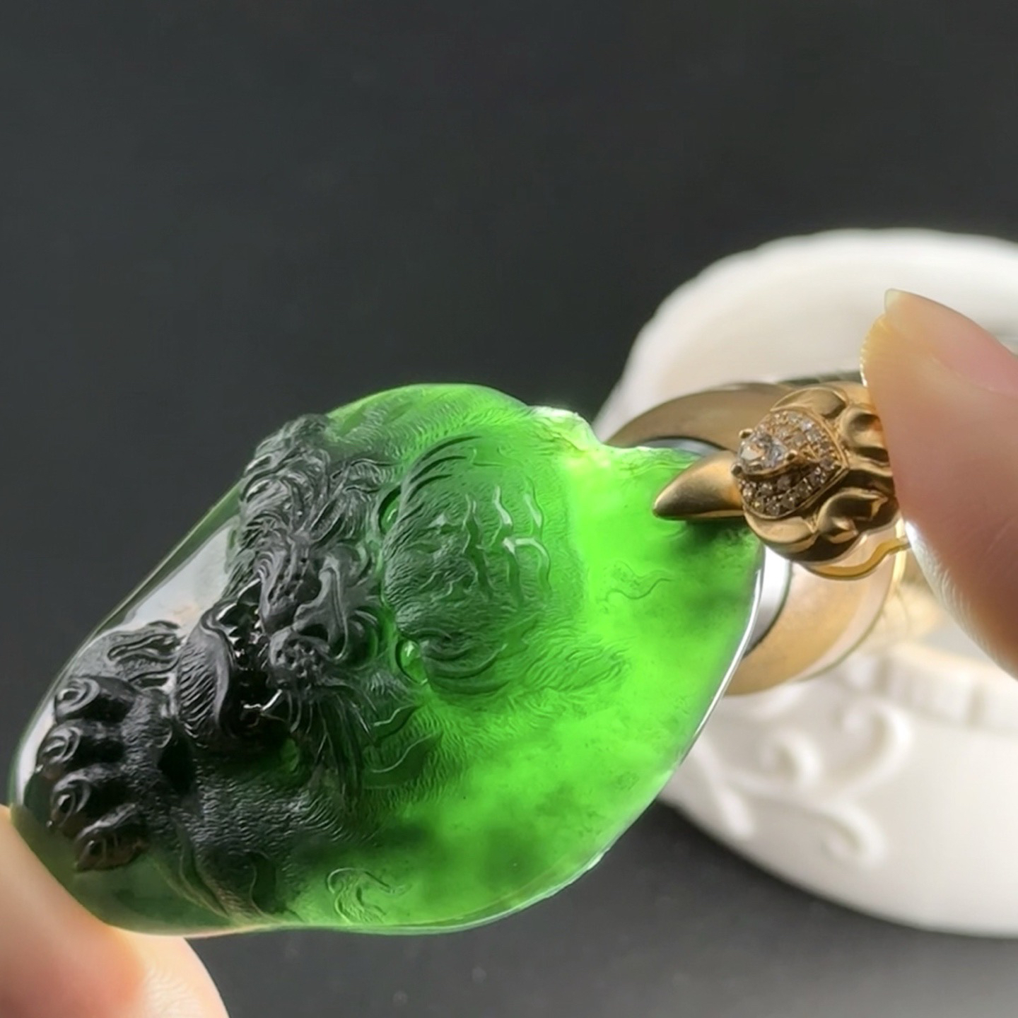 精品18k墨翠虎牌 种好色正 黑度极好 打灯通透 油性十足 尺寸65.5