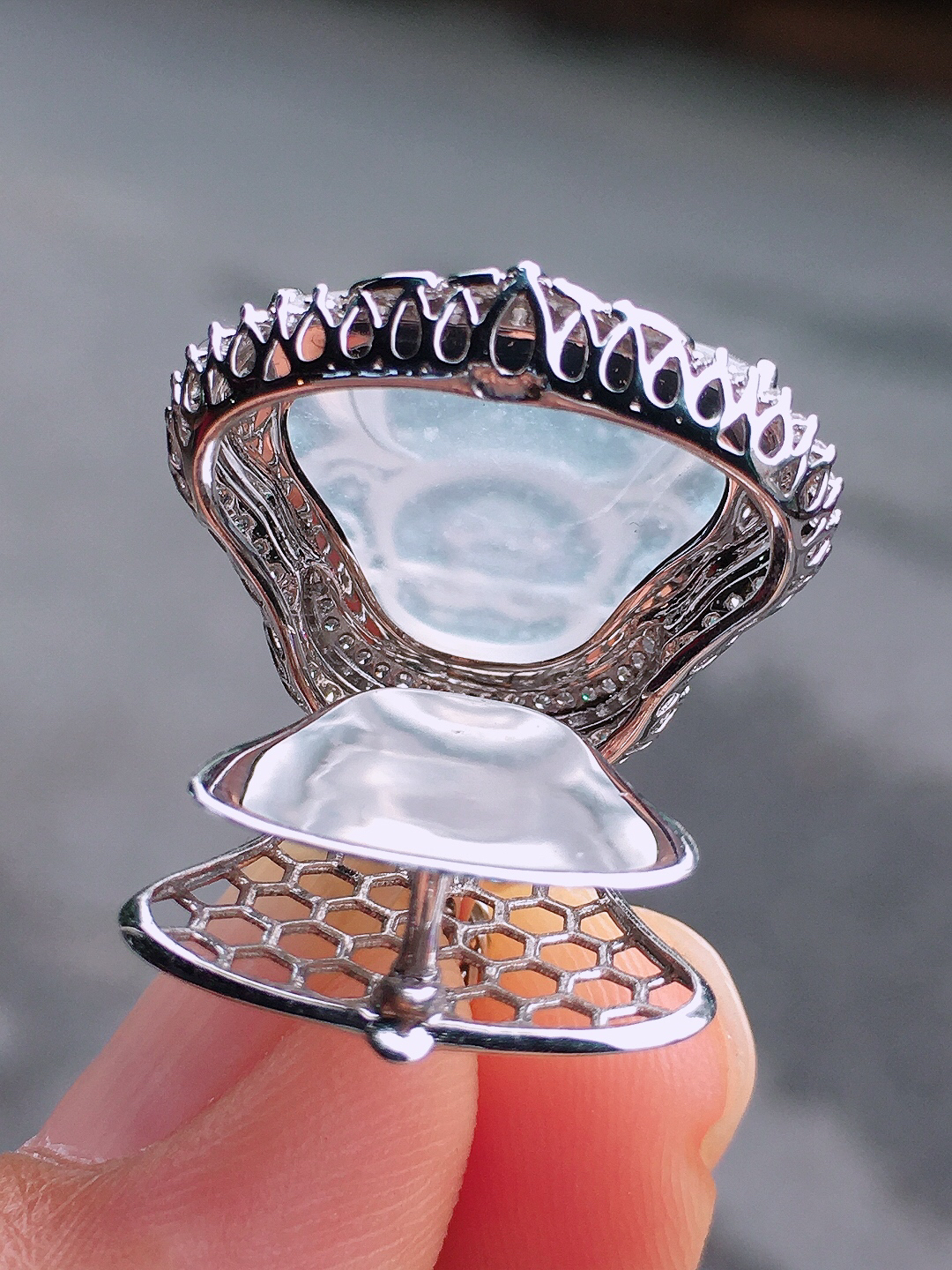 冰种佛公吊坠，玉质细腻，荧光感超
强，饱满圆润，尽显优雅气质，18k
金豪华镶嵌