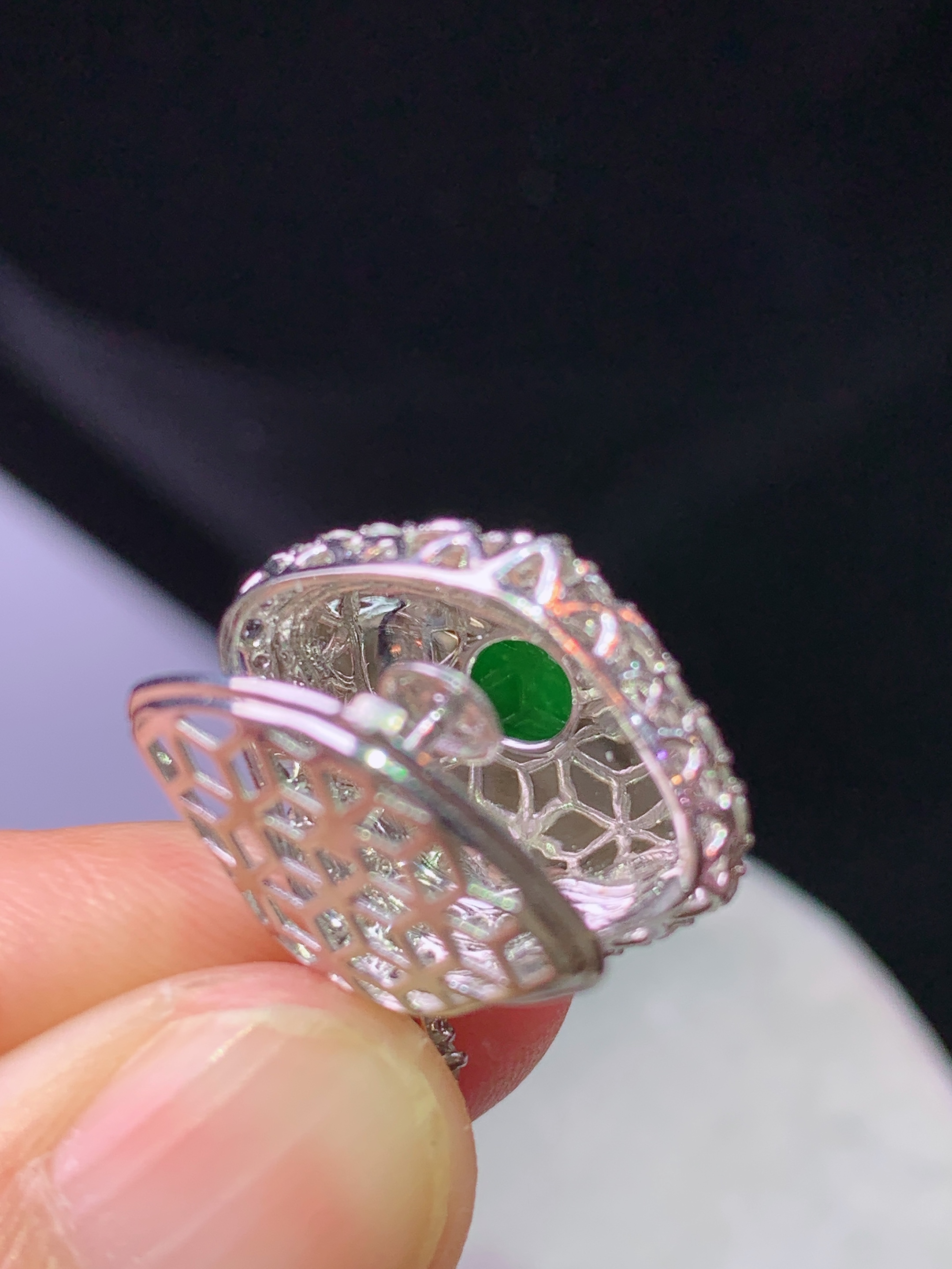 18k金钻镶嵌冰阳绿佛公吊坠 玉质细腻 色泽艳丽清新 水润亮眼 整体尺寸22.5*19*8.3s2