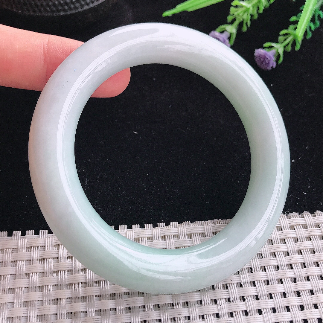 实拍A货翡翠55.8/11.5/12老坑秀气温润浅绿胖圆条手镯翡翠玉镯平安镯