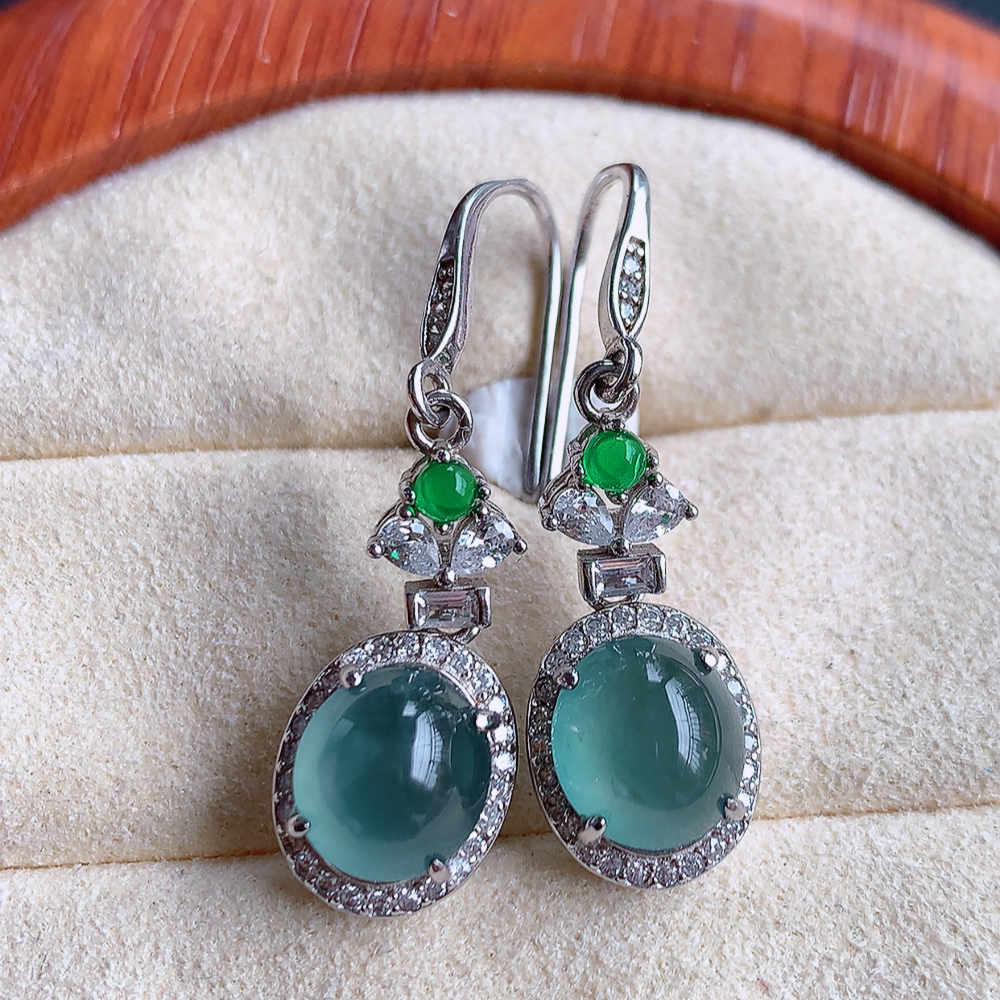 冰晴水翡翠925银镶嵌耳坠，自然光实拍，翠色灵动，颜色漂亮，种老水足，品相佳，佩戴佳品！W815.22取一整体尺寸：11.3-7.2mm 裸石尺寸：8.5-7.3