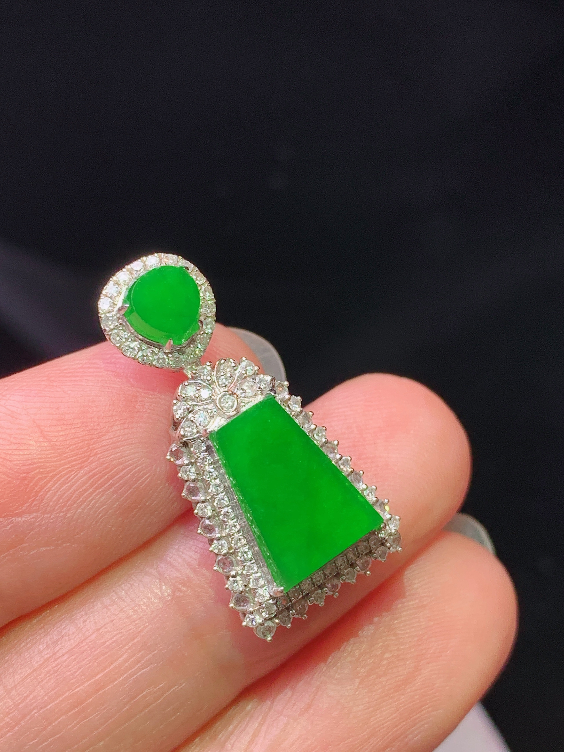 18k金钻镶嵌满绿无事牌吊坠 玉质细腻 色泽艳丽清新 水润亮眼 整体尺寸25*12.5*7.5s2