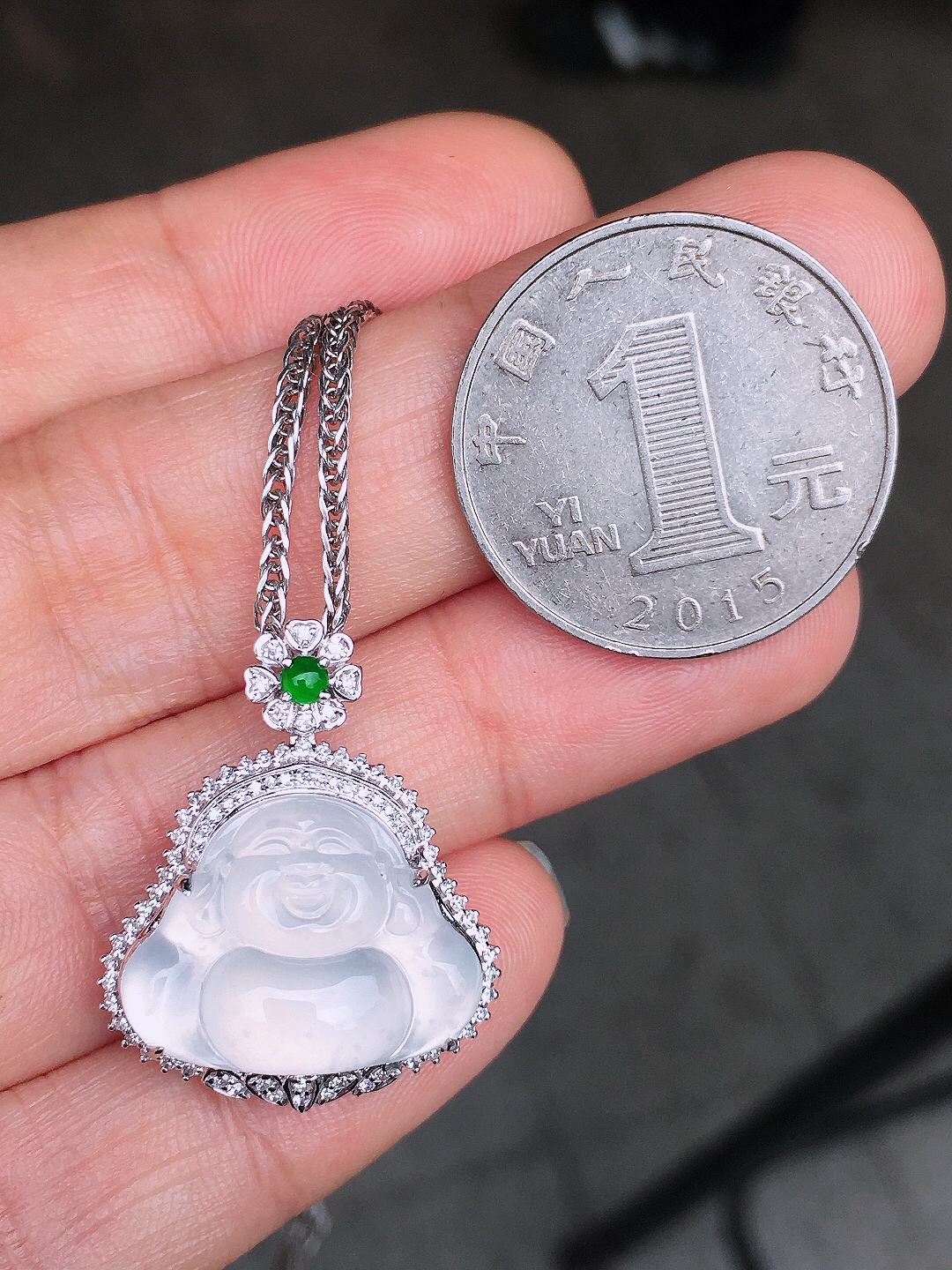 冰种佛公吊坠，玉质细腻，荧光感超
强，饱满圆润，尽显优雅气质，18k
金豪华镶嵌