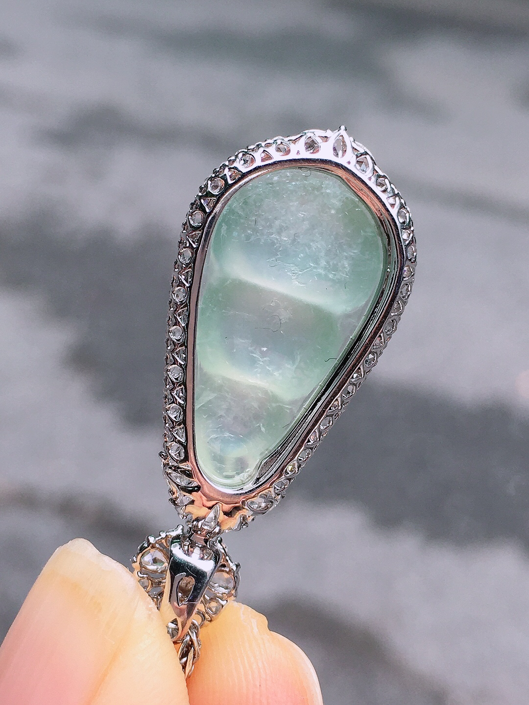 冰种福豆吊坠，玉质细腻，荧光感超
强，饱满圆润，尽显优雅气质，18k
金豪华镶嵌