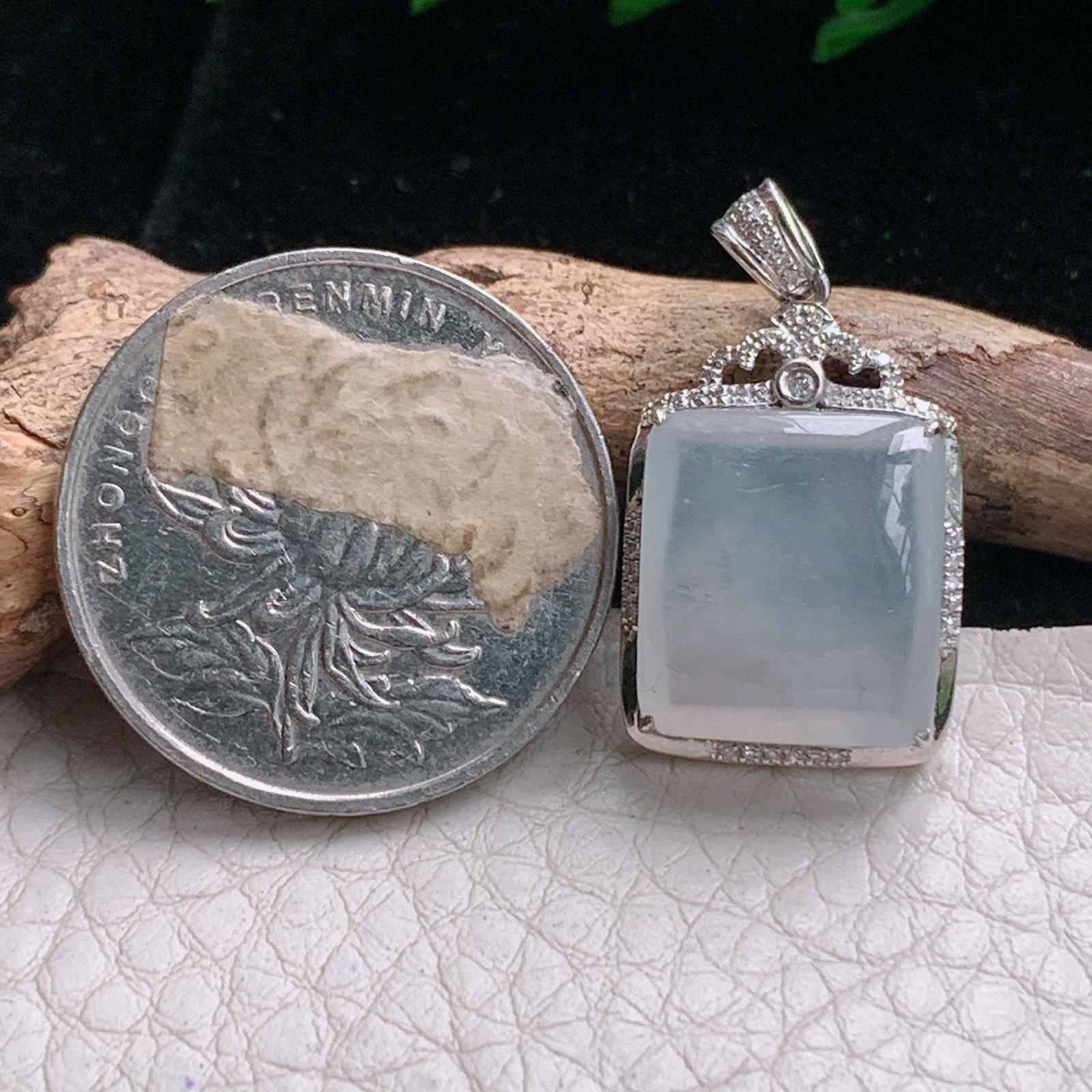 axm实拍26.3*14.8*6.8缅甸翡翠冰种无事牌小吊坠18k镶金平安锁骨坠