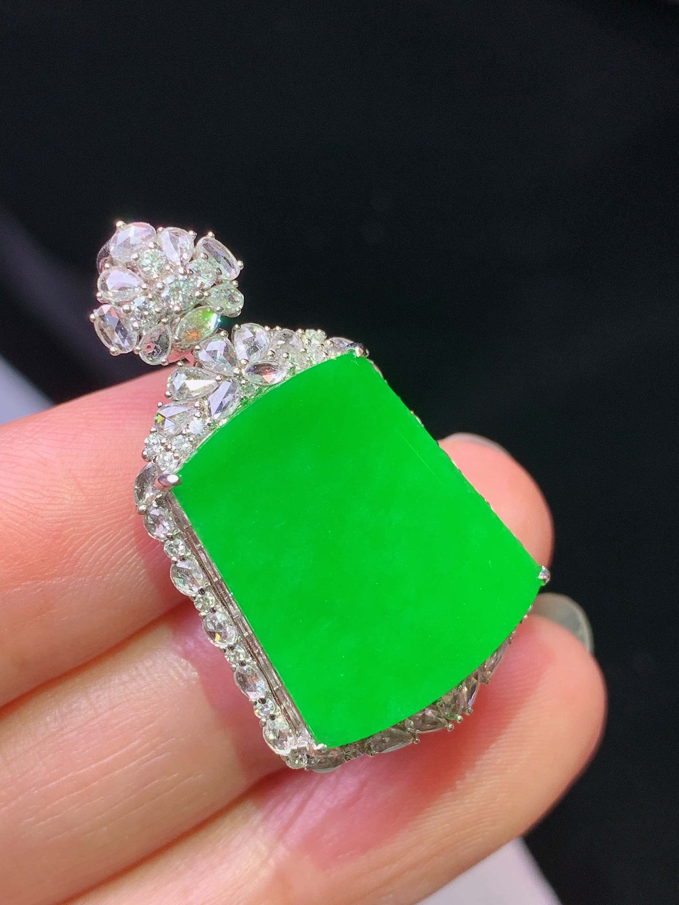 18k金钻镶嵌阳绿无事牌吊坠 玉质细腻 色泽艳丽清新 水润亮眼 整体尺寸33.2*18.8*9.5s