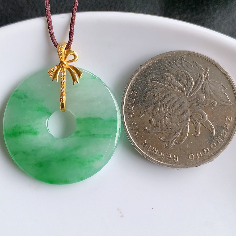18k金冰润飘绿平安环翡翠吊坠，质地细腻，清秀高雅，饱满圆润  款式大方经典，颜色鲜艳，沁人心脾，高质量精品   W003.22整体尺寸：30.3-2.6mm