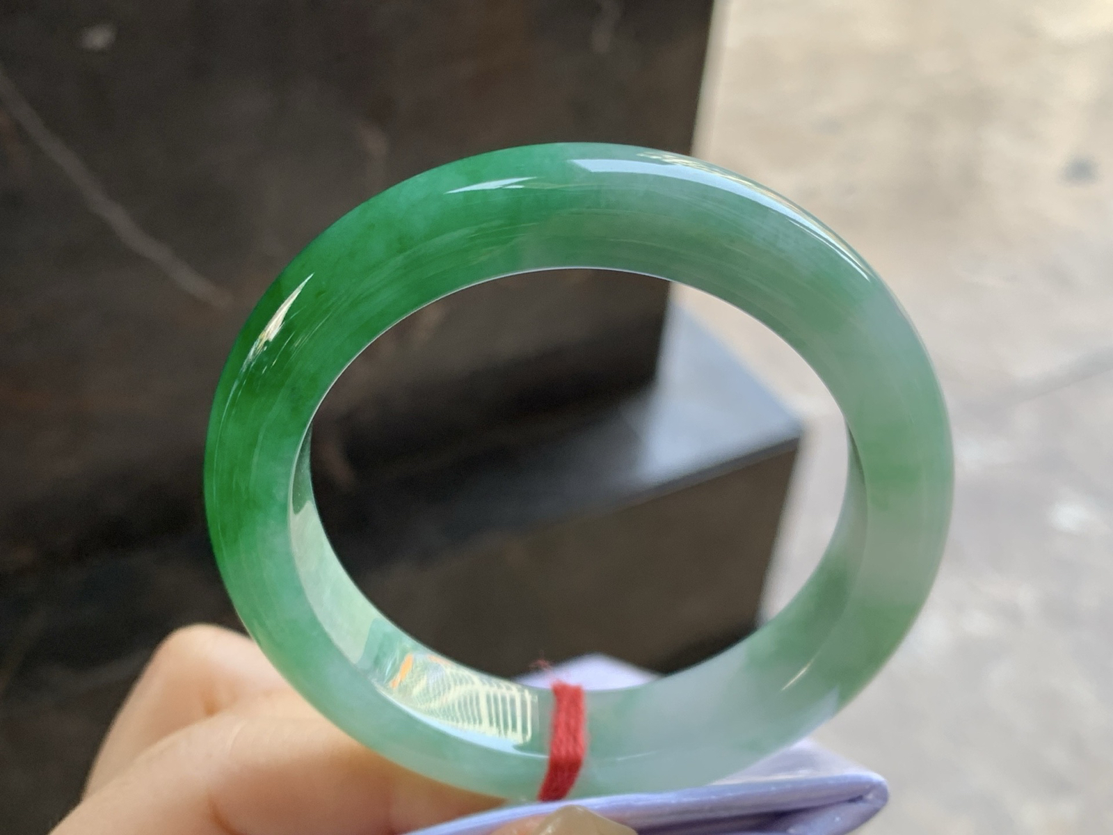 53-12.3-9

辣绿色手镯^_^底子细腻 绿色浓郁