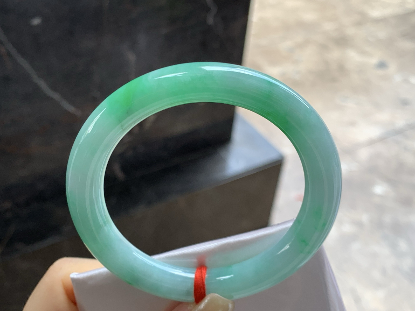 57-10.1

阳绿色圆条手镯^_^肉质细腻 绿色浓郁漂亮