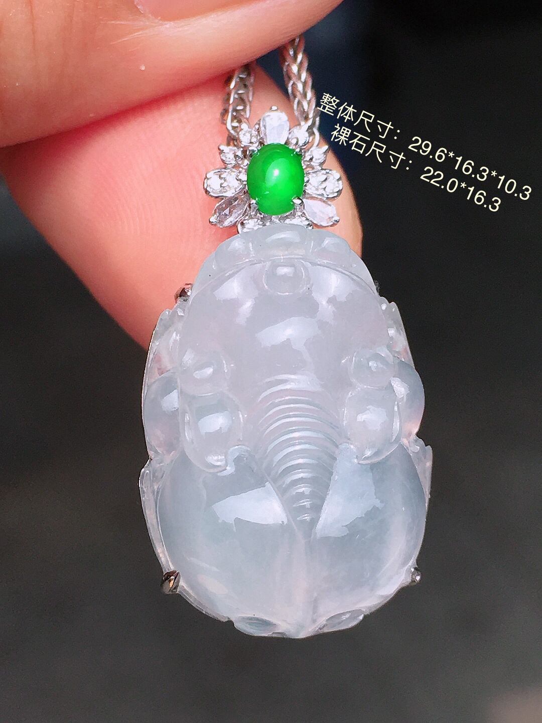 冰种貔貅吊坠，玉质细腻，荧光感超
强，饱满圆润，尽显优雅气质，18k
金豪华镶嵌