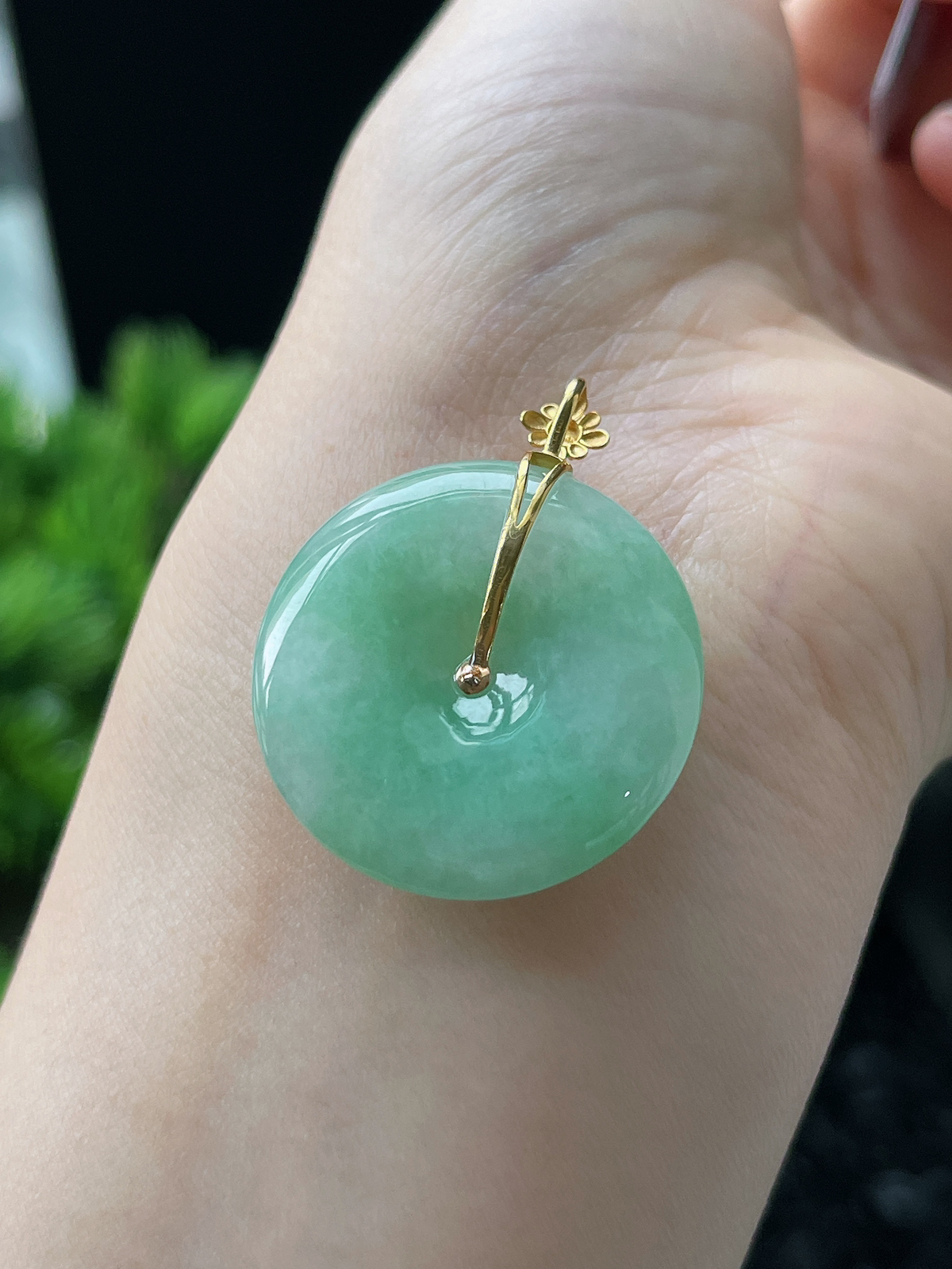 18k金 翡翠糯化种淡绿色甜绿平安扣