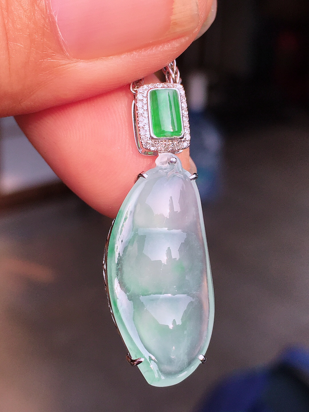 冰种福豆吊坠，玉质细腻，荧光感超
强，饱满圆润，尽显优雅气质，18k
金豪华镶嵌