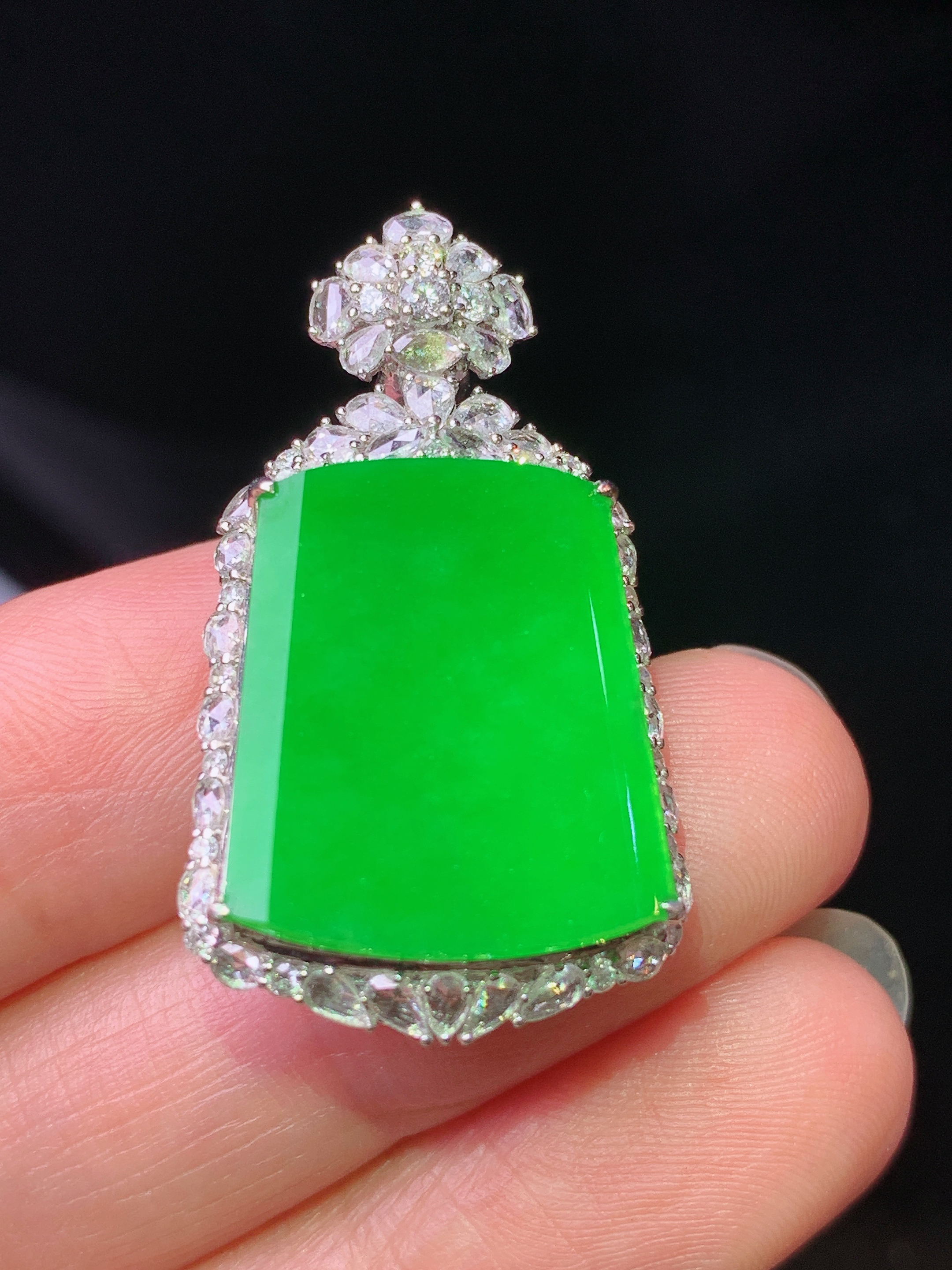 18k金钻镶嵌阳绿无事牌吊坠 玉质细腻 色泽艳丽清新 水润亮眼 整体尺寸33.2*18.8*9.5s2