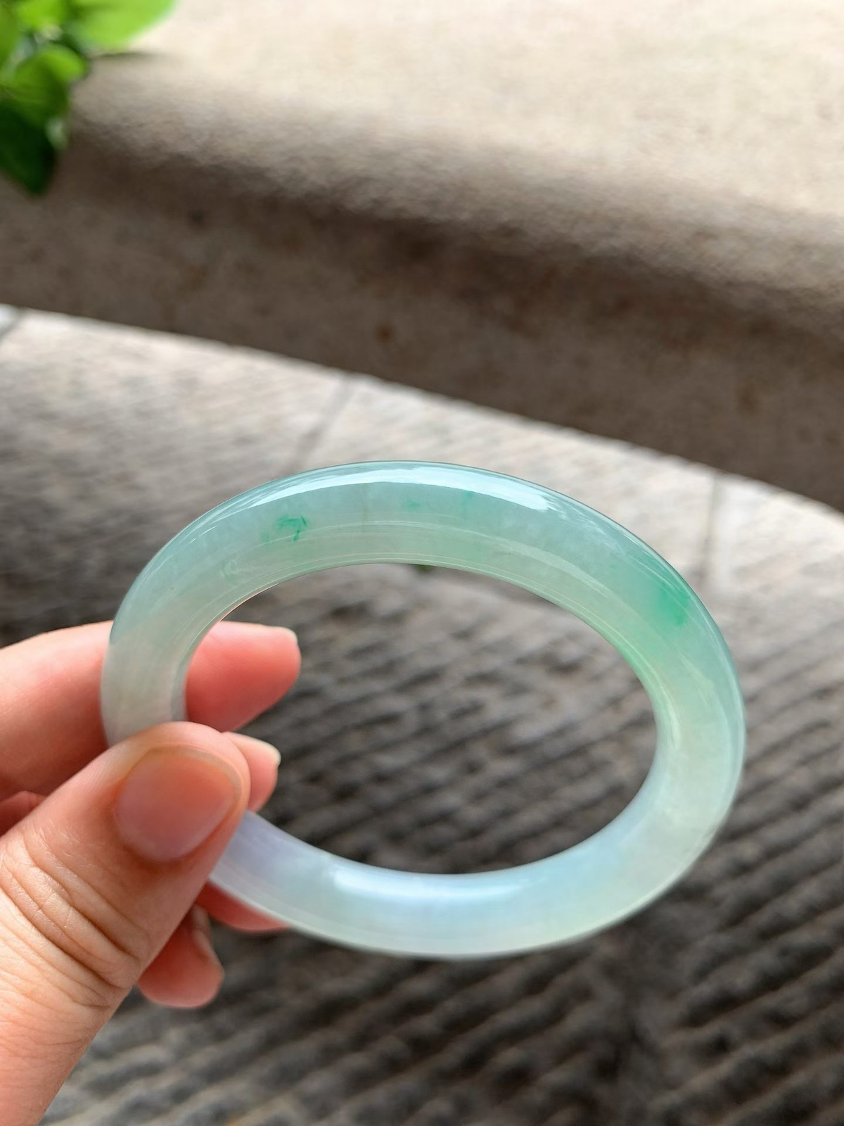 飘阳绿圆条手镯尺寸55.5*10.5*10 种质细腻，水润光泽，翠色鲜亮，灵动轻盈！