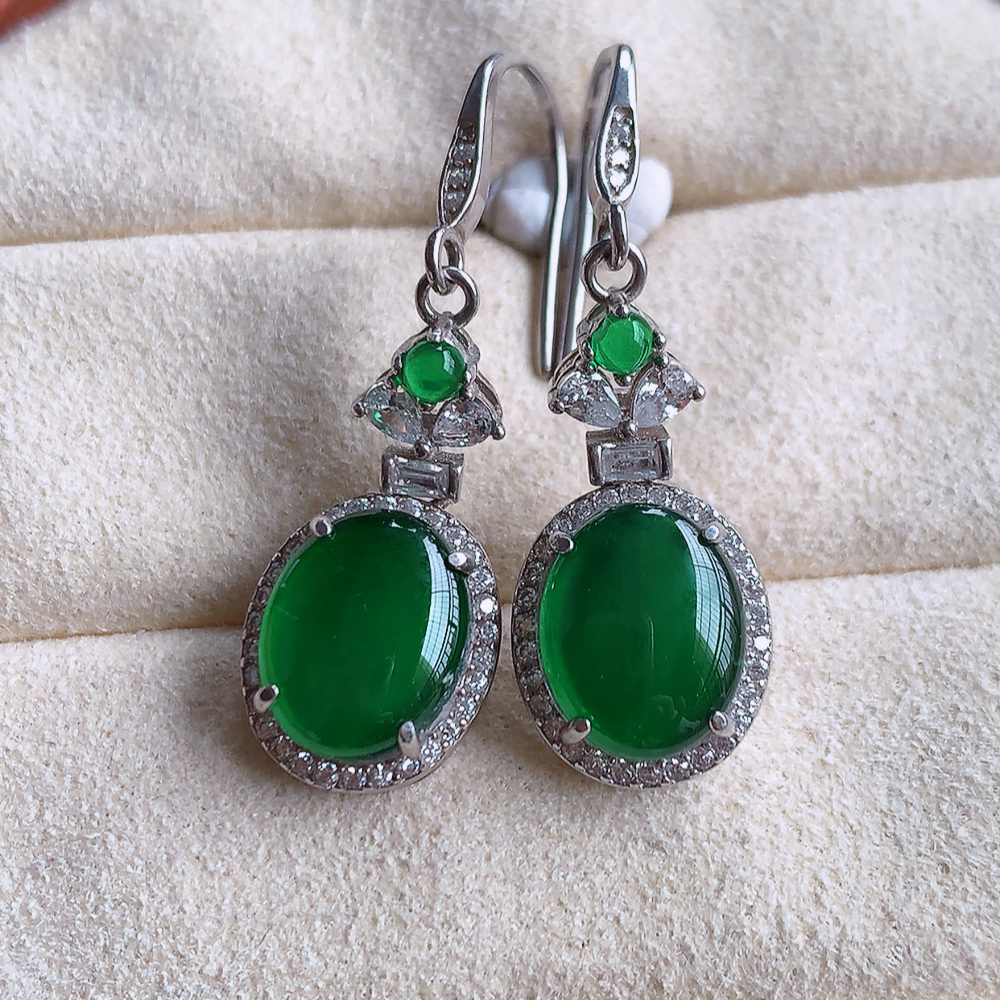 冰润满绿翡翠925银镶嵌耳坠，自然光实拍，翠色灵动，颜色漂亮，种老水足，品相佳，佩戴佳品！W815.22取一整体尺寸：12.2-5.9mm  裸石尺寸：9.6-8