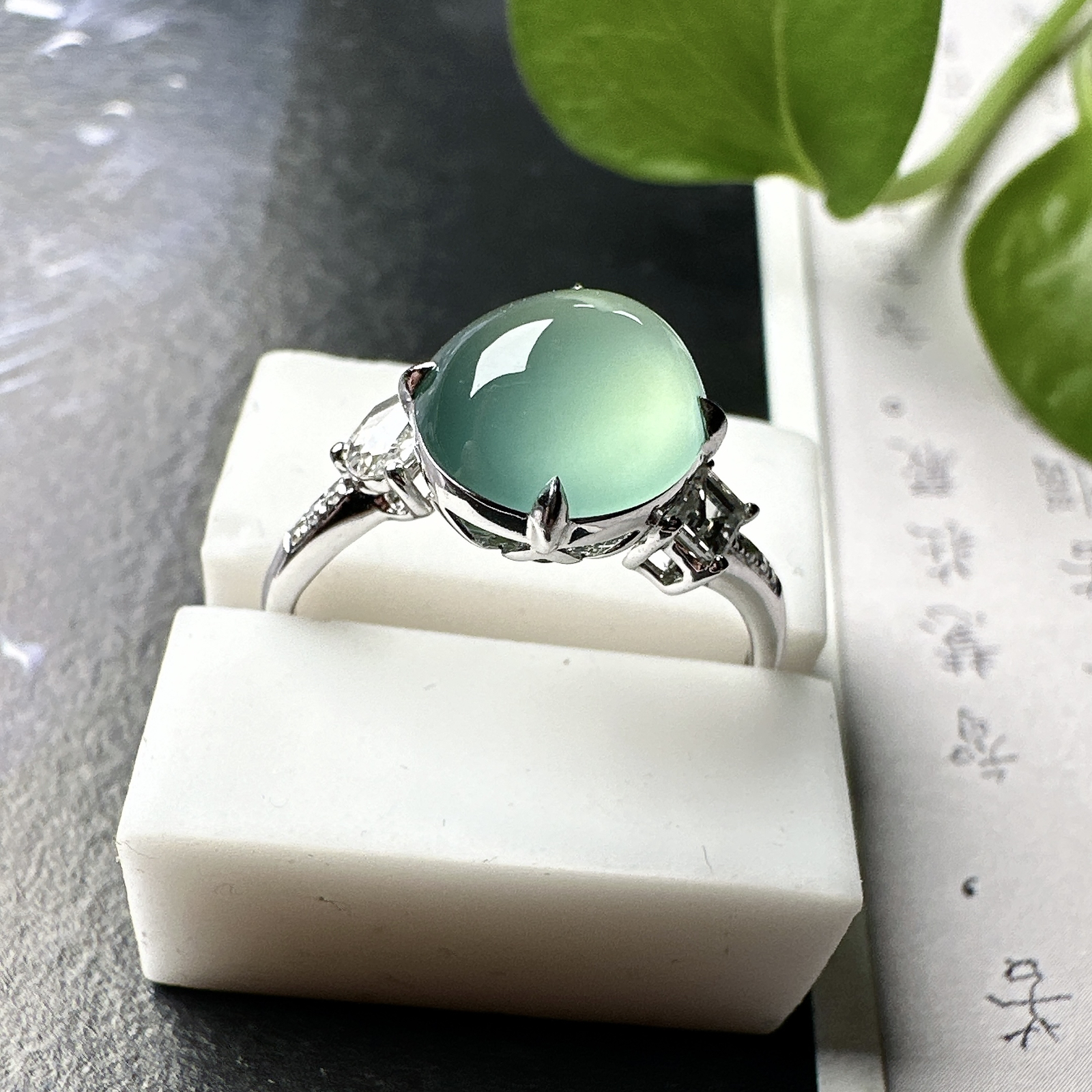 【冰种晴蓝蛋面戒指】质地细腻清爽，荧光感强烈，18K金钻镶嵌，裸石尺寸9*8.4*4.9毫米