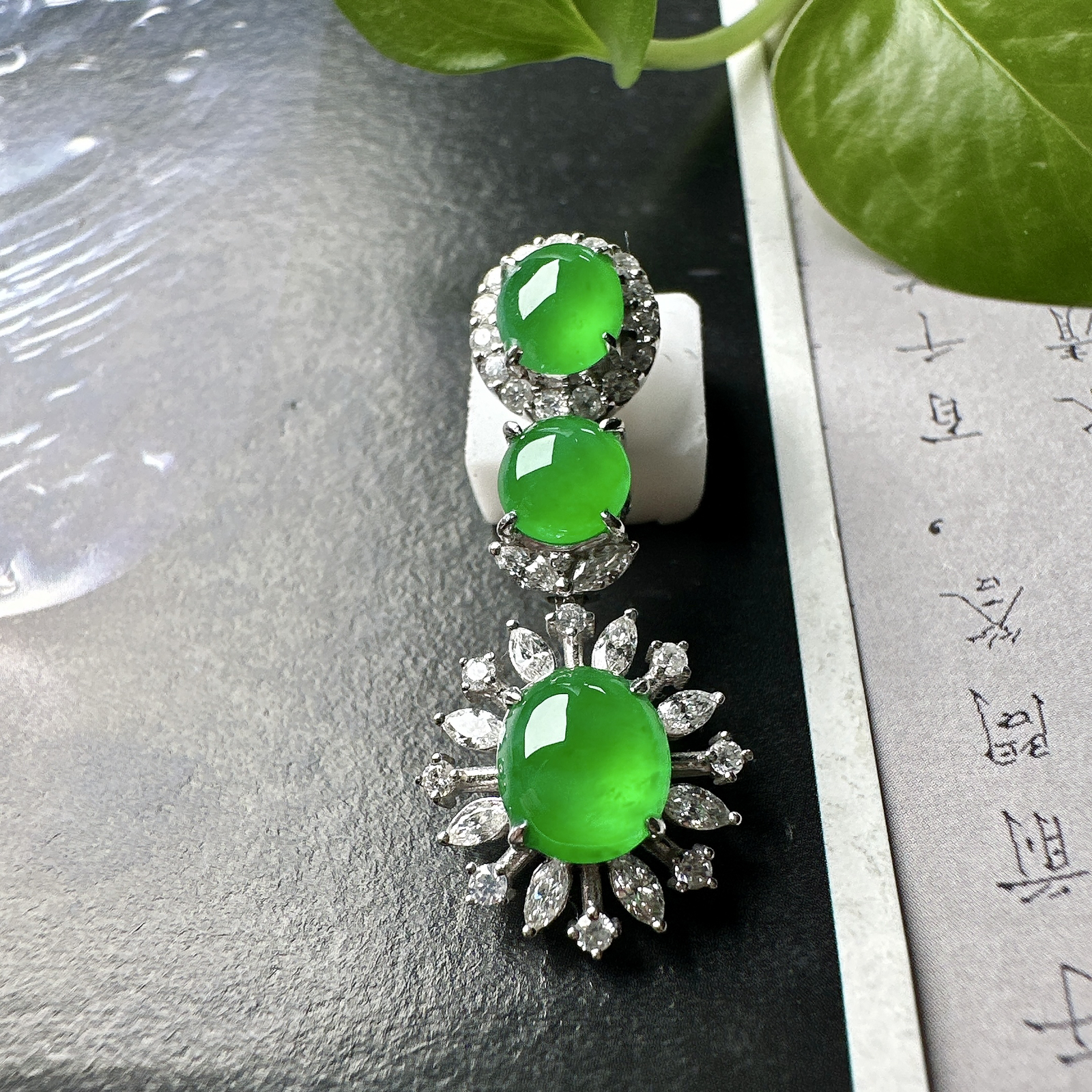 【冰种绿蛋吊坠】三颗同料镶嵌款吊坠，质地细腻，种水上乘，通透闪亮，晶莹剔透。阳绿色泽，18K金钻精美