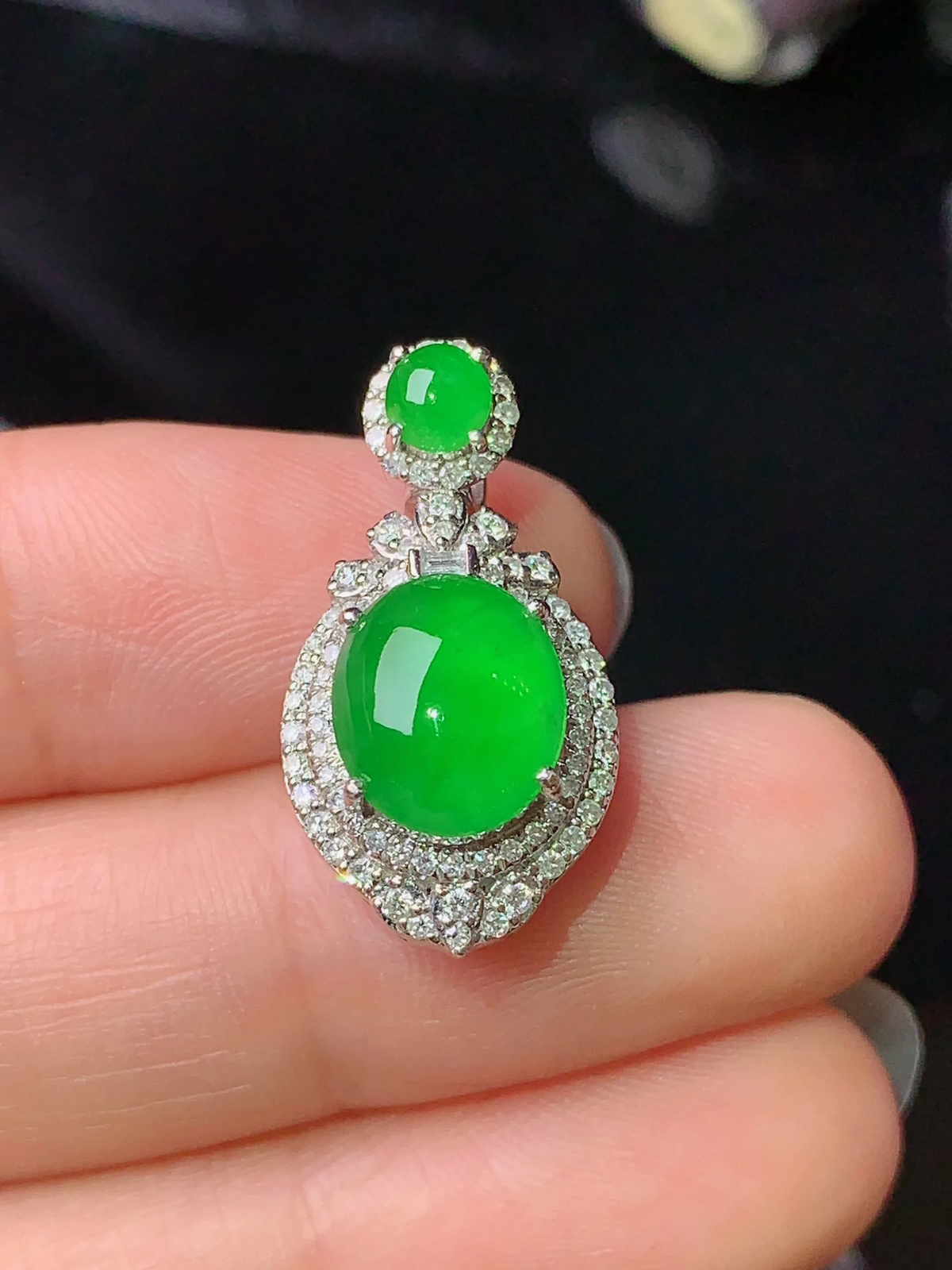 18k金钻镶嵌满绿蛋面吊坠 玉质细腻 色泽艳丽  整体尺寸23*12*11