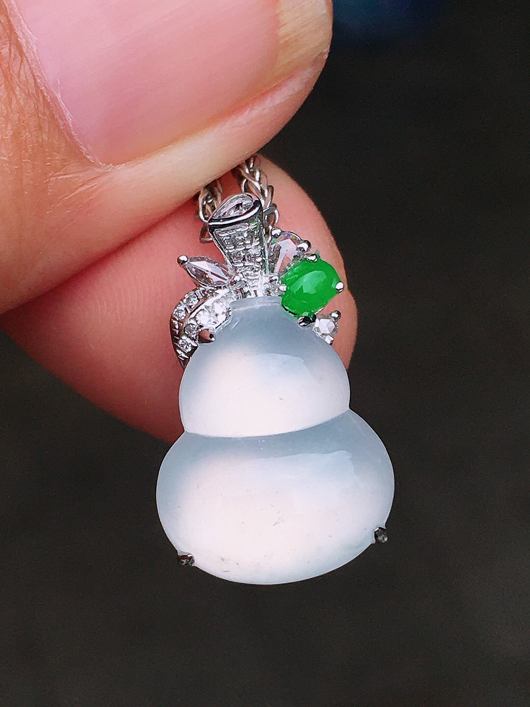 冰种葫芦吊坠，玉质细腻，荧光感超
强，饱满圆润，尽显优雅气质，18k
金豪华镶嵌