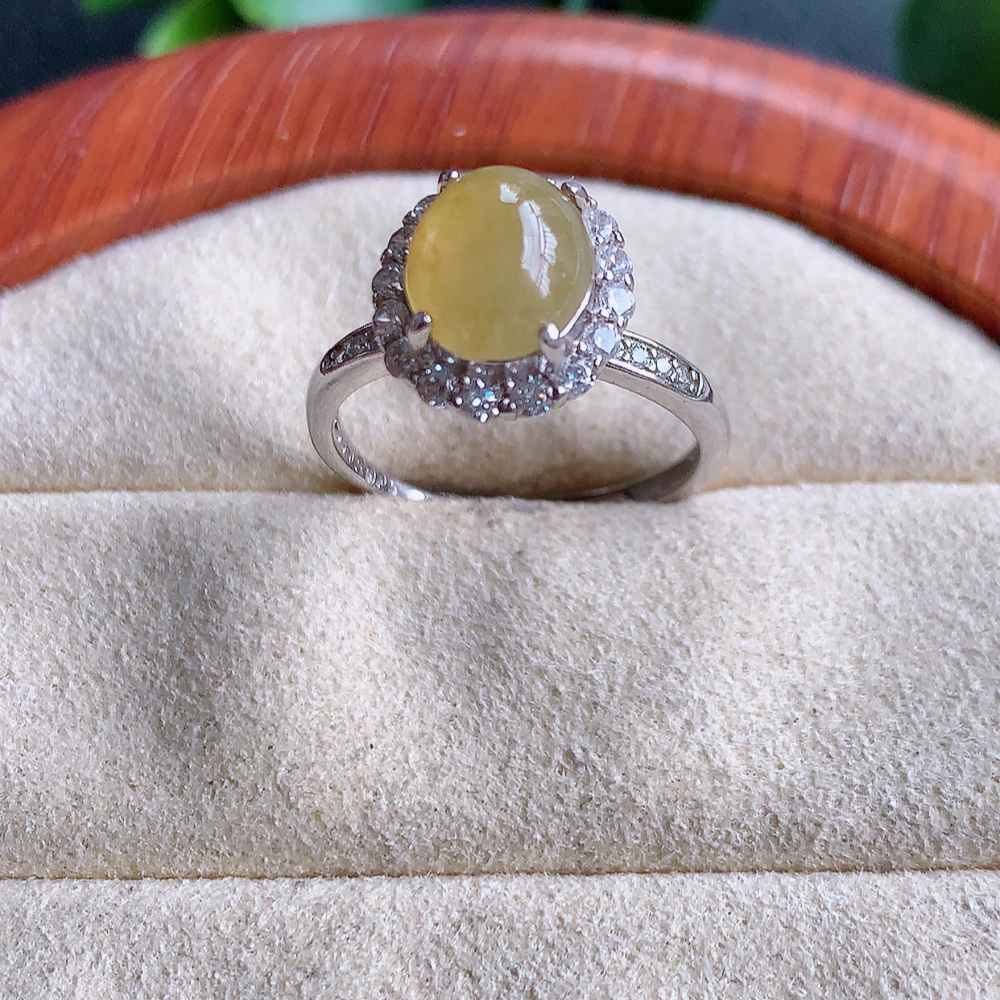 冰润黄翡翡翠925银镶嵌耳坠，自然光实拍，翠色灵动，颜色漂亮，种老水足，品相佳，佩戴佳品！W815.22取一整体尺寸：18-10.9-9.6mm 裸石尺寸：8.2-6.7