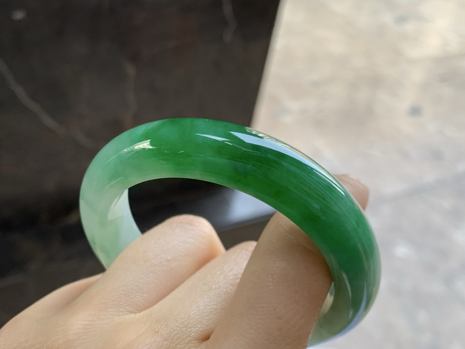 53-12.3-9

辣绿色手镯^_^底子细腻 绿色浓郁