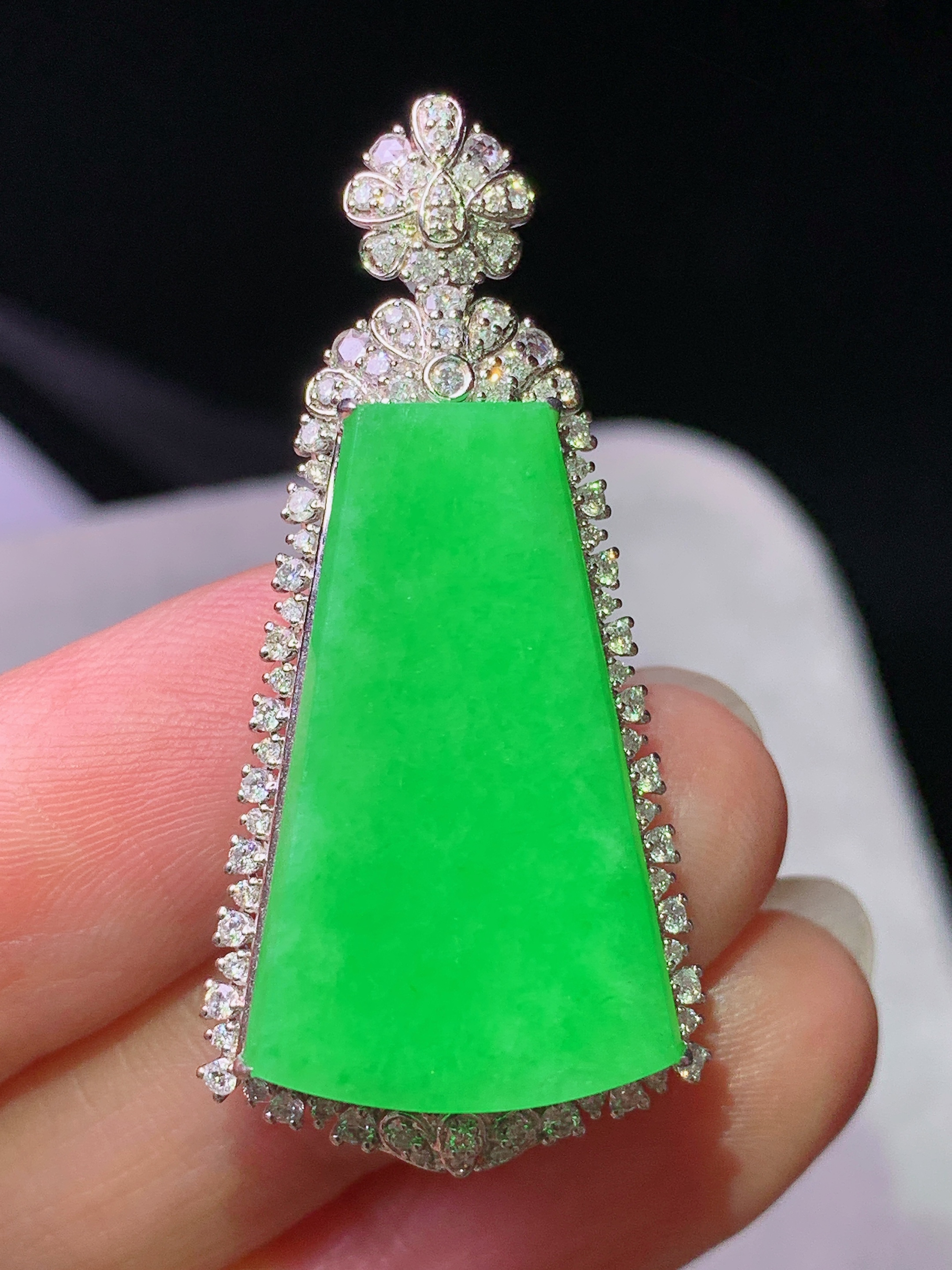 18k金钻镶嵌阳绿无事牌吊坠 玉质细腻 色泽艳丽清新 水润亮眼 整体尺寸40.5*19*10.2k1
