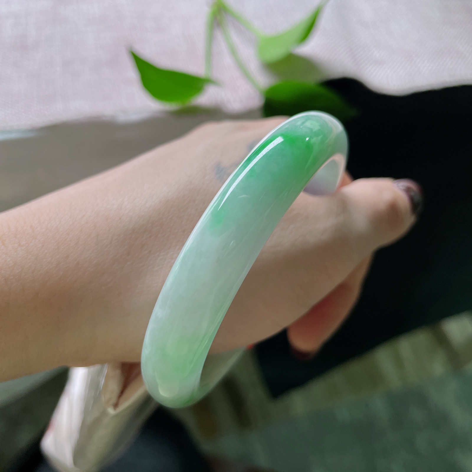 57.1/12/8.1，春彩正圈，是丁香路过黎明时，遗落的薄雾。一点皮纹不显，ss51285a..