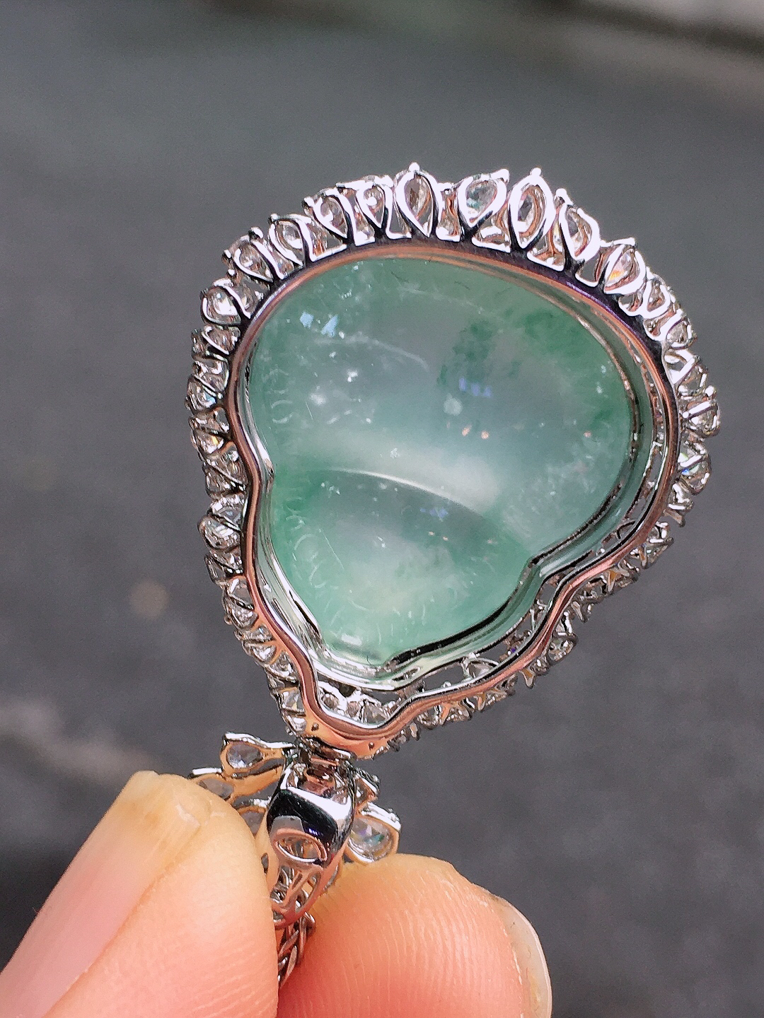 冰飘花葫芦吊坠，色泽艳丽，玉质细腻，荧光感超
强，饱满圆润，尽显优雅气质，18k
金豪华镶嵌