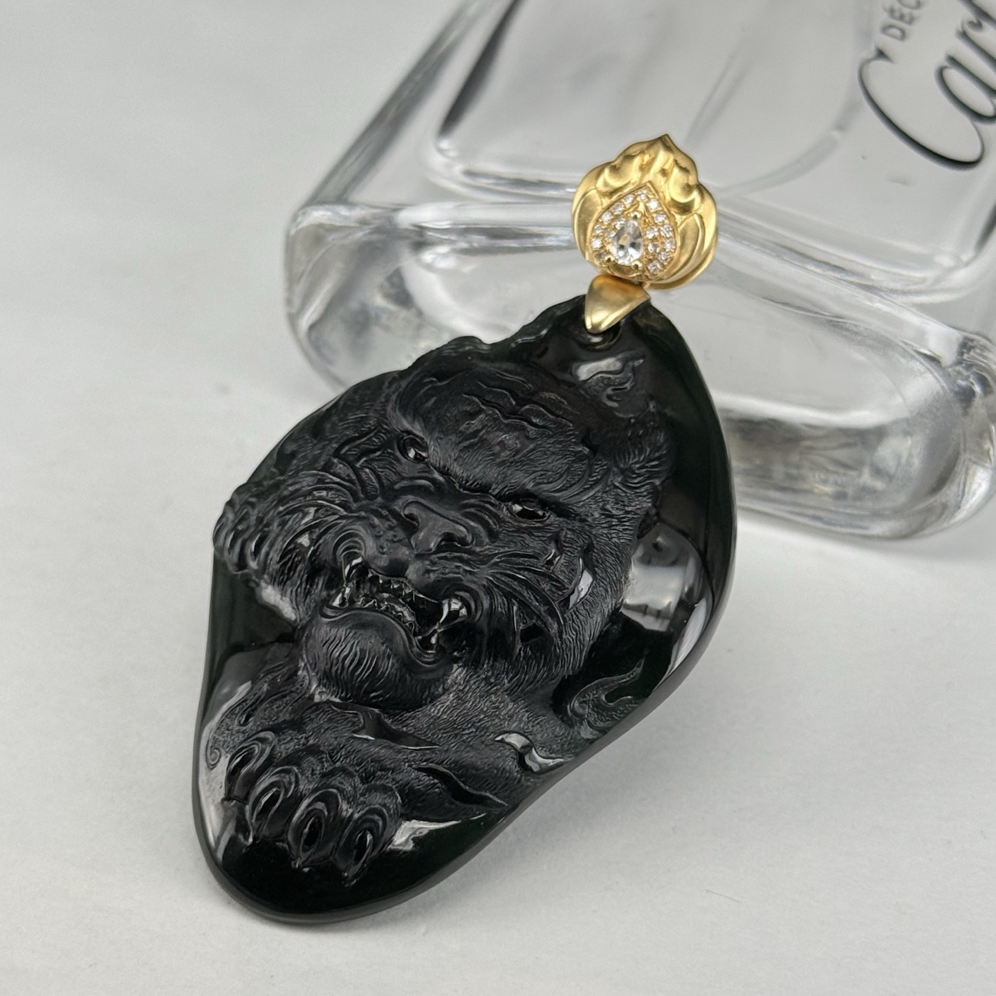 精品18k墨翠虎牌 种好色正 黑度极好 打灯通透 油性十足 尺寸65.5