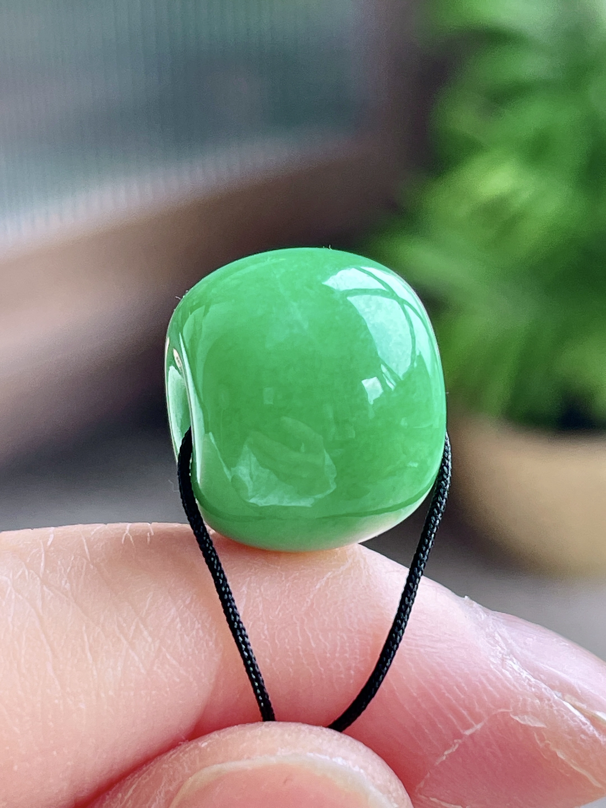 【裸石】冰阳绿路路通吊坠
【说明】缅料 性价比高  
【尺寸】15-12.4..