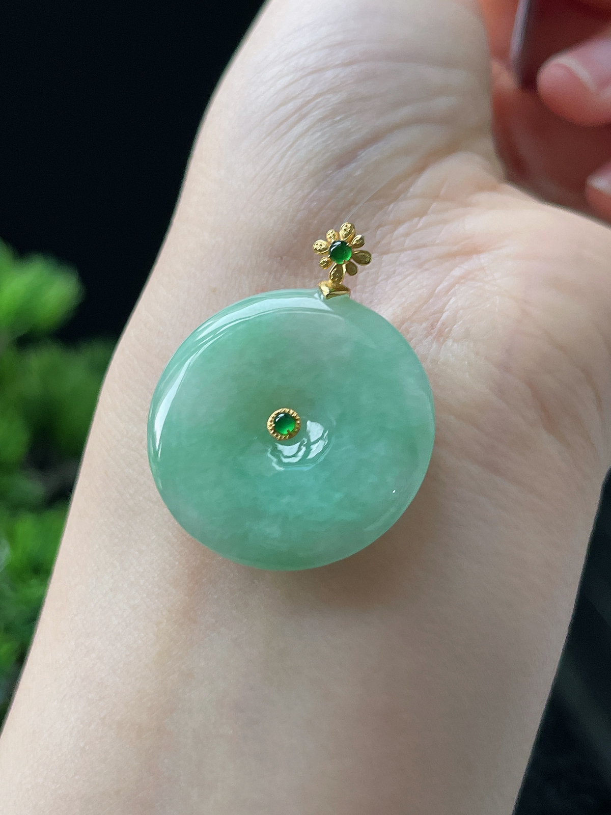 18k金 翡翠糯化种淡绿色甜绿平安扣