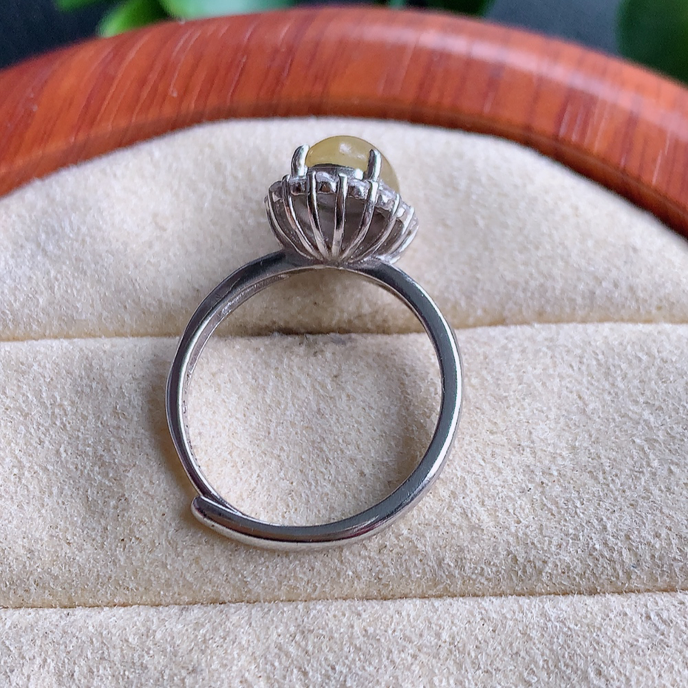 冰润黄翡翡翠925银镶嵌耳坠，自然光实拍，翠色灵动，颜色漂亮，种老水足，品相佳，佩戴佳品！W815.22取一整体尺寸：18-10.9-9.6mm 裸石尺寸：8.2-6.7