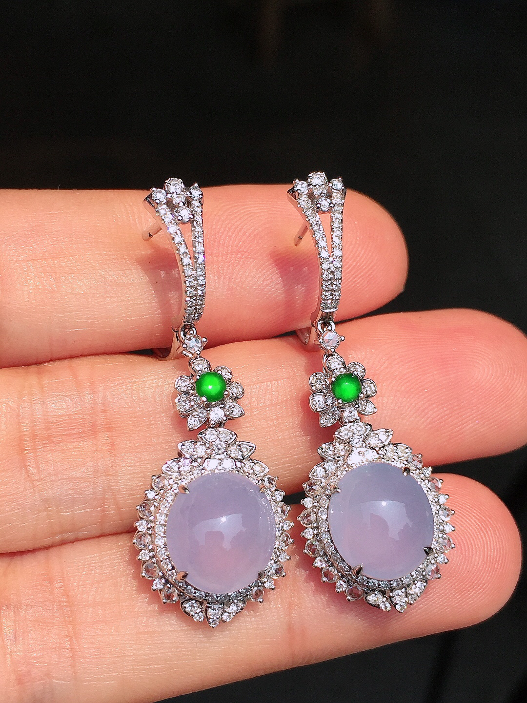 冰紫罗兰蛋面耳坠，色泽均匀艳丽，玉质细腻，荧光感超
强，饱满圆润，尽显优雅气质，18k
金豪华镶嵌