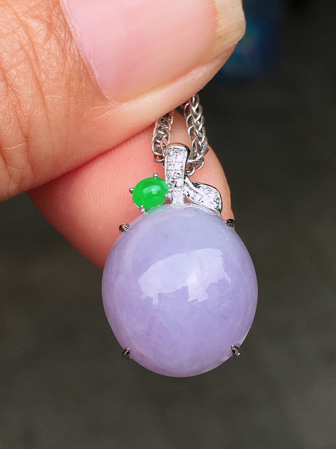 紫罗兰蛋面吊坠，色泽均匀艳丽，玉质细腻，荧光感超
强，饱满圆润，尽显优雅气质，18k
金豪华镶嵌