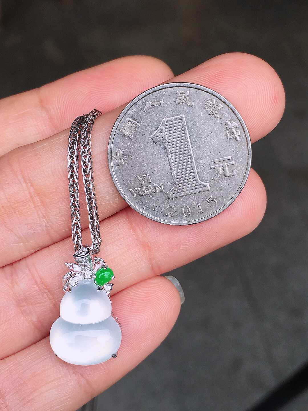 冰种葫芦吊坠，玉质细腻，荧光感超
强，饱满圆润，尽显优雅气质，18k
金豪华镶嵌