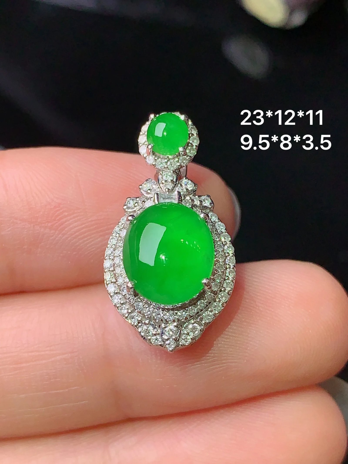 18k金钻镶嵌满绿蛋面吊坠 玉质细腻 色泽艳丽  整体尺寸23*12*11