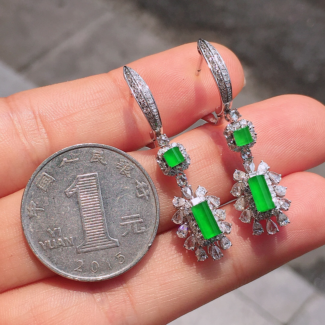 阳绿二合一耳坠，色泽均匀艳丽，玉质细腻，荧光感超
强，饱满圆润，尽显优雅气质，18k
金豪华镶嵌