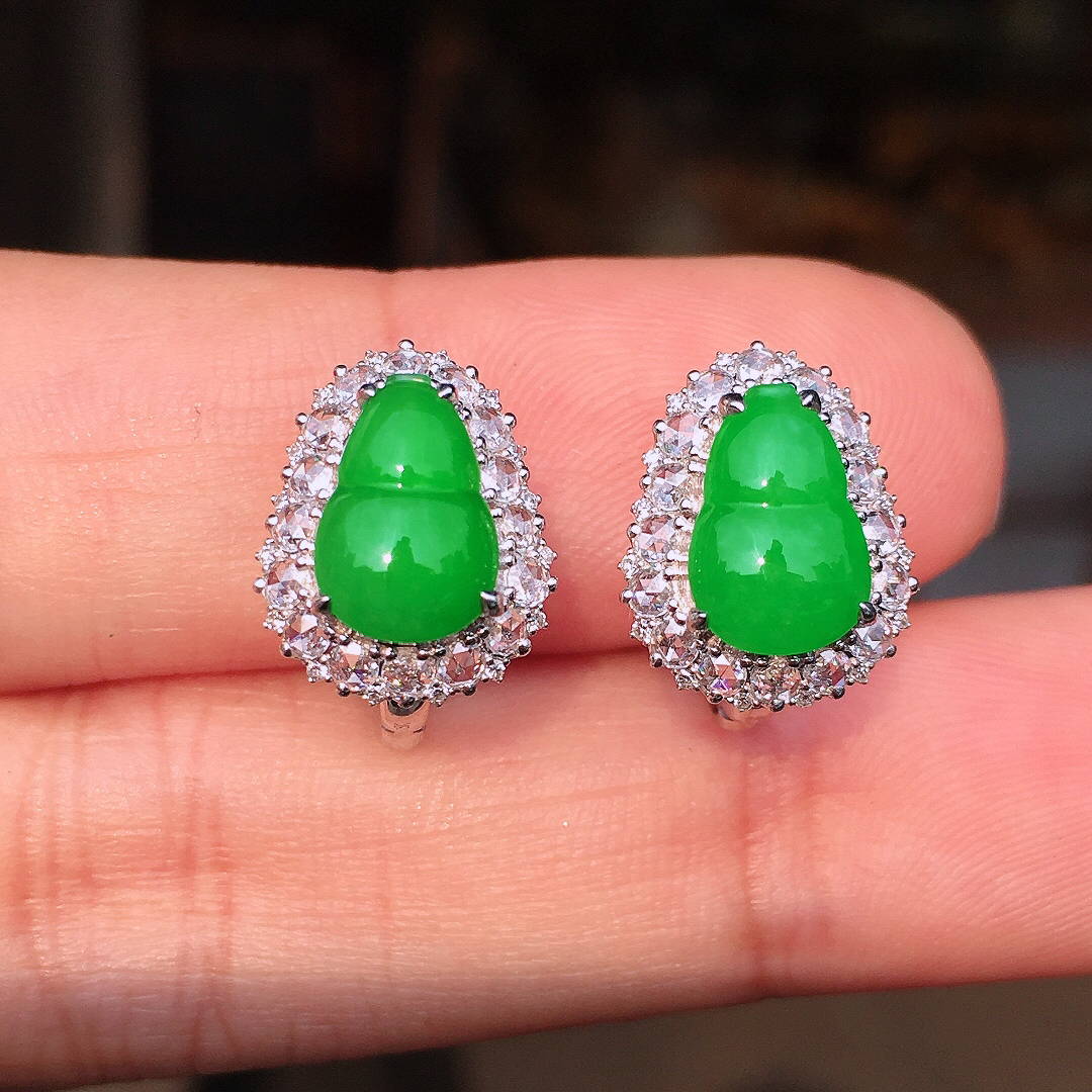 阳绿葫芦耳钉，色泽均匀艳丽，玉质细腻，荧光感超
强，饱满圆润，尽显优雅气质，18k
金豪华镶嵌