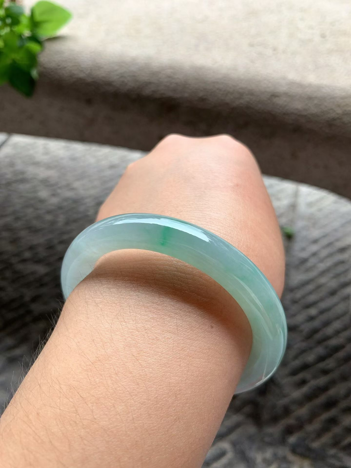 飘阳绿圆条手镯尺寸55.5*10.5*10 种质细腻，水润光泽，翠色鲜亮，灵动轻盈！