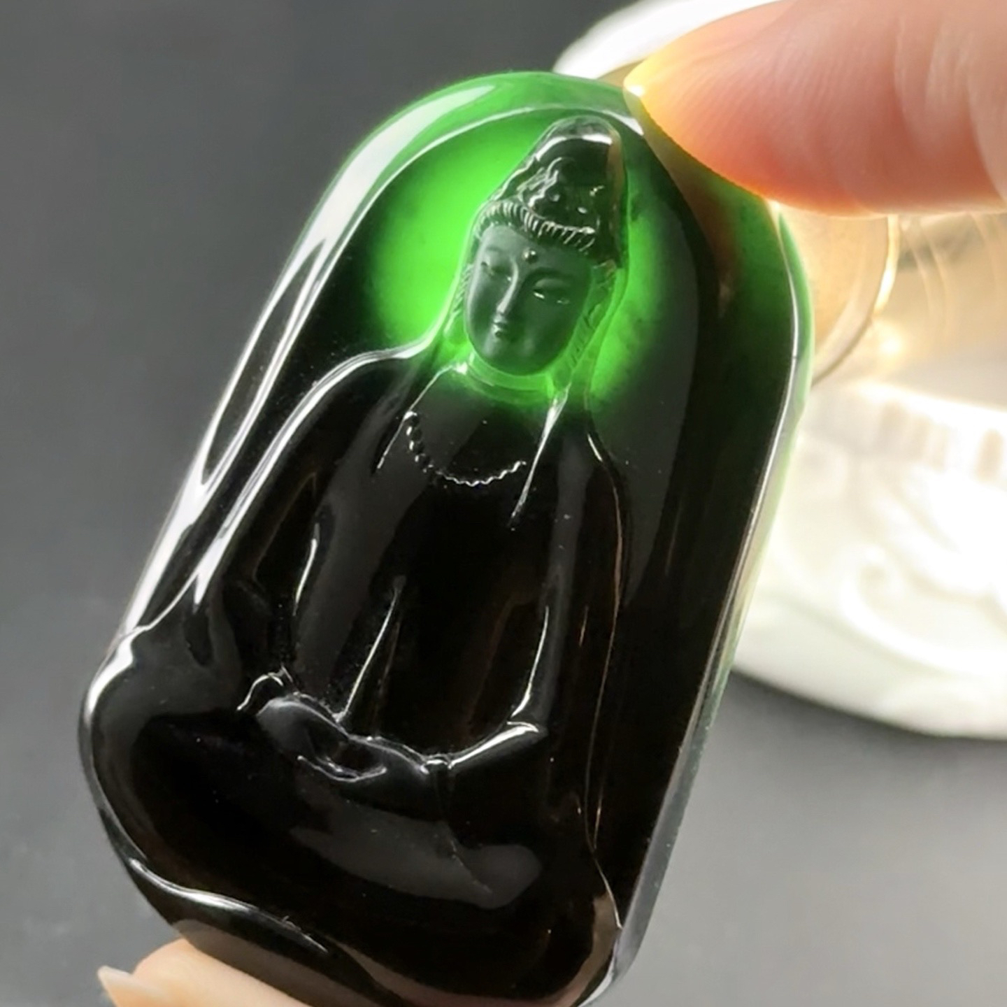 精品墨翠素衣观音 种好色正 黑度极好 打灯通透 油性十足 尺寸51.6