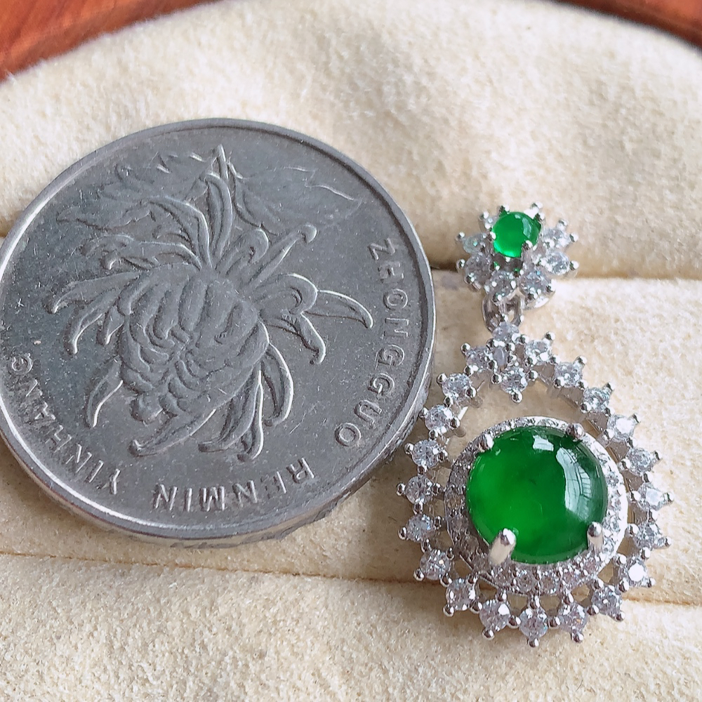 冰润翡翠925银镶嵌蛋面吊坠，自然光实拍，翠色灵动，颜色漂亮，种老水足，品相佳，佩戴佳品！W815.22取一整体尺寸：15.6-7.3mm 裸石尺寸：6.9mm