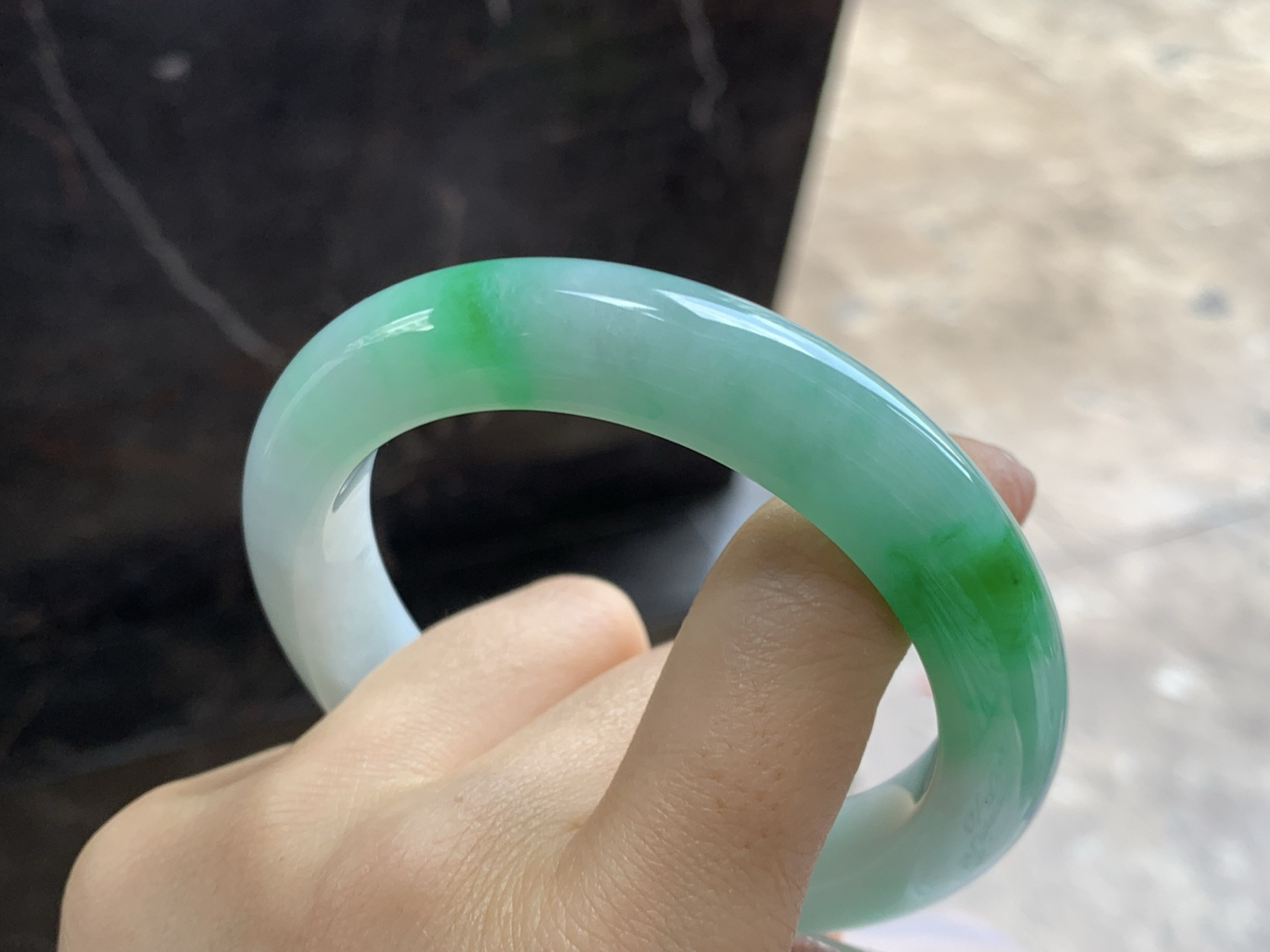 59-12-10

辣绿色手镯^_^底子细腻 大圈口 色辣大气