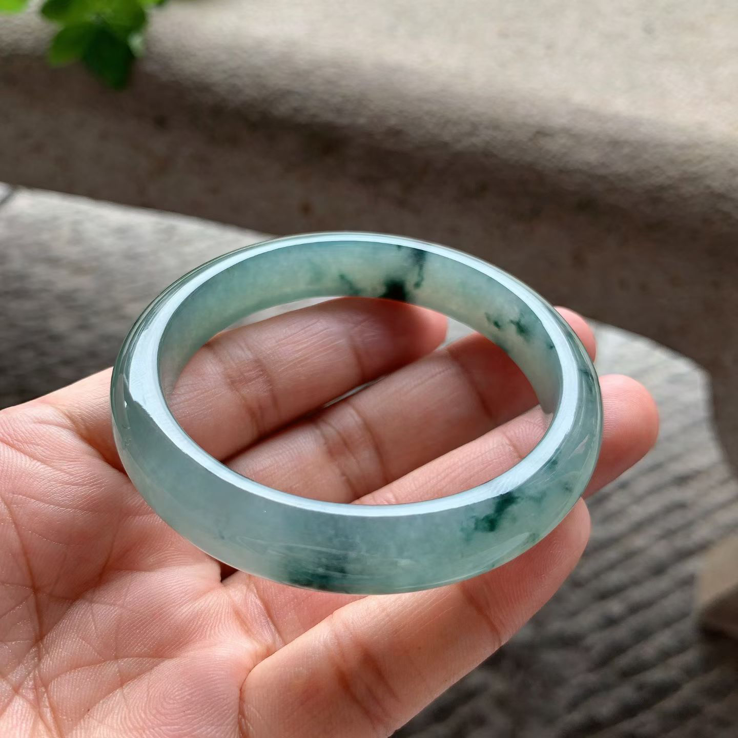 飘花正圈手镯尺寸55.5*11.8*7.5 玉质细腻，通透水润，冰油底色，光泽清亮，水墨花色，灵动