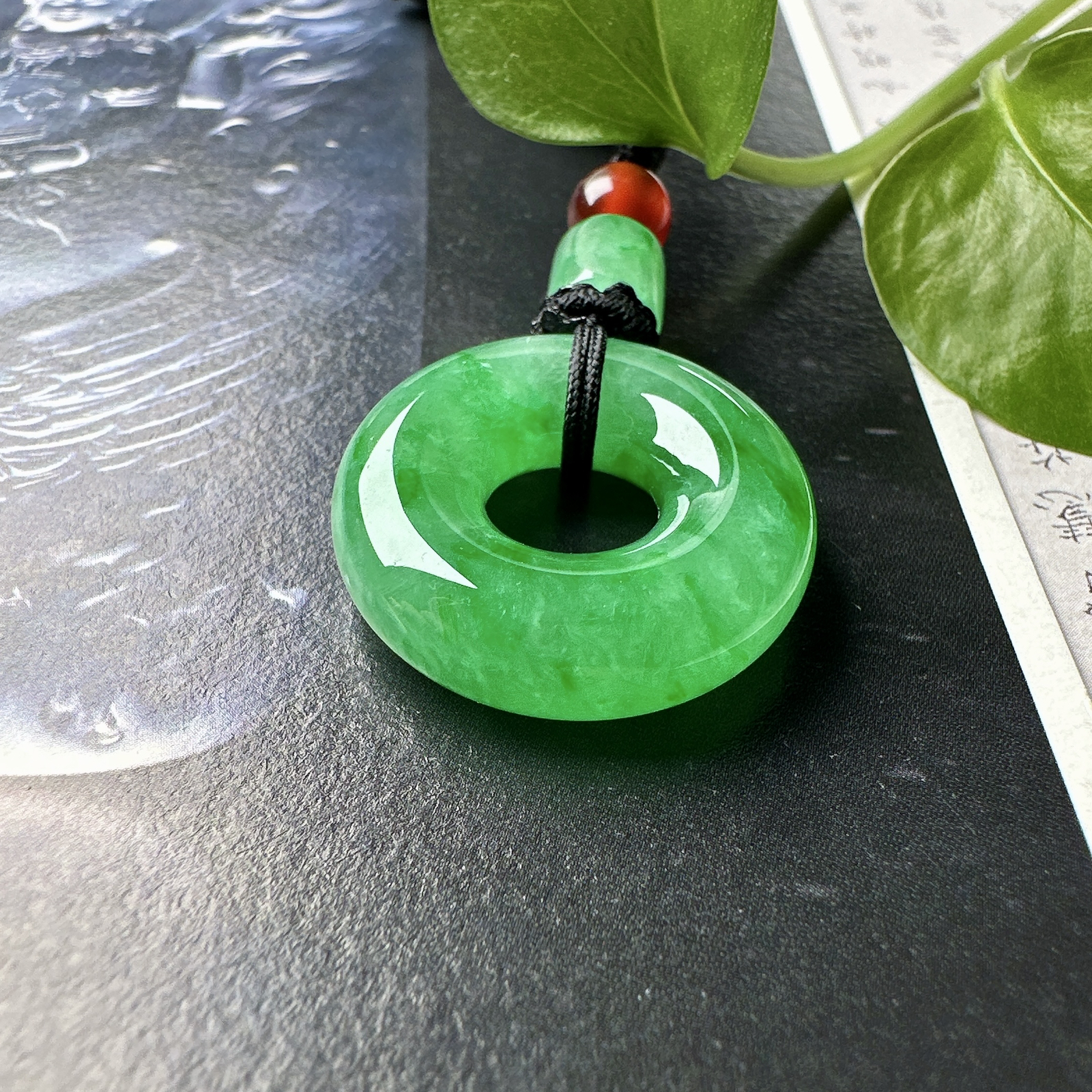 【冰种飘绿平安环吊坠】甜甜圈，质地细腻，冰感十足，通透闪亮