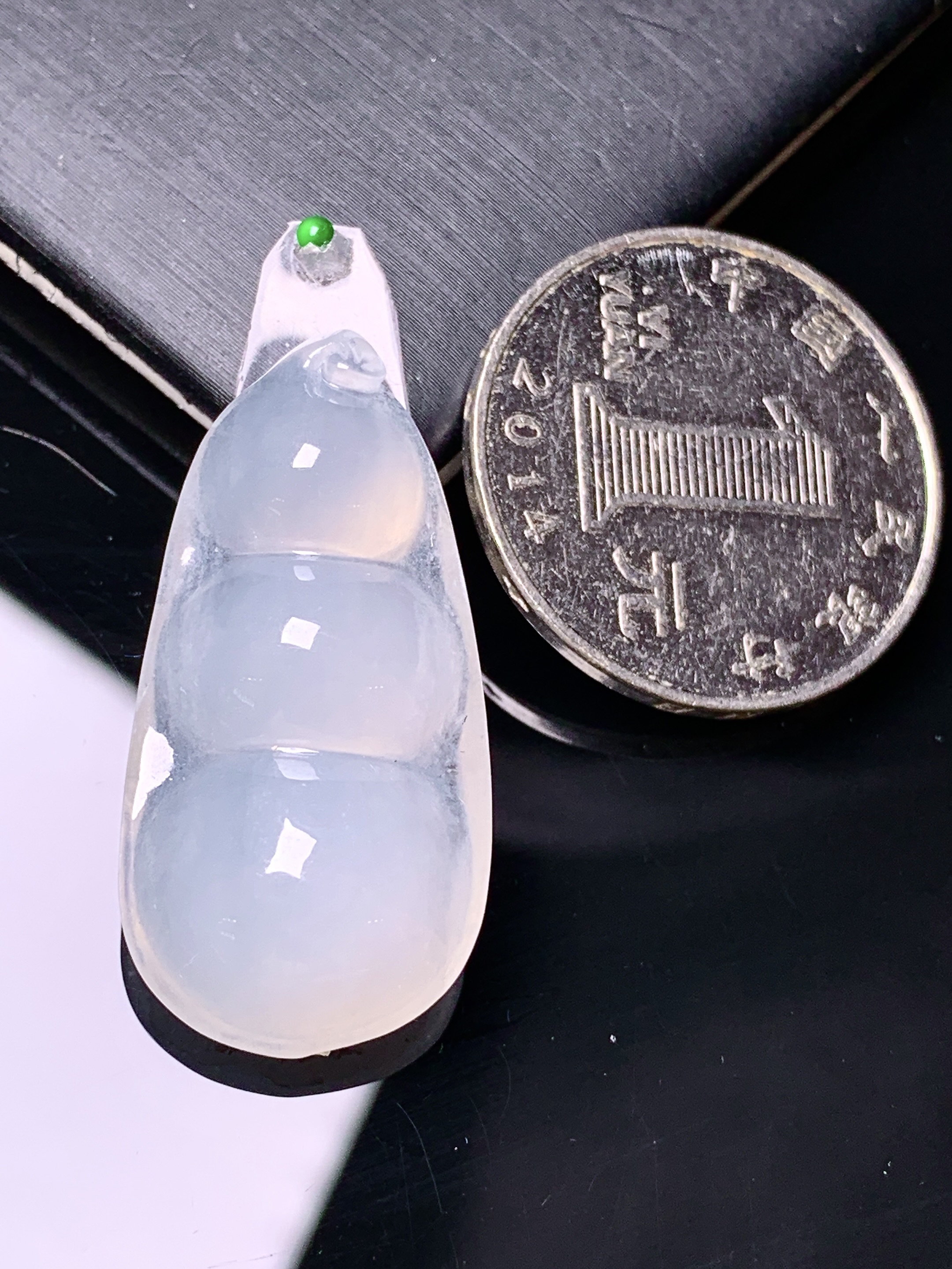 镶嵌款 冰种四季豆吊坠 玉质细腻 色泽艳丽清新 水润亮眼 整体尺寸33.2*16.5*7.2*2x