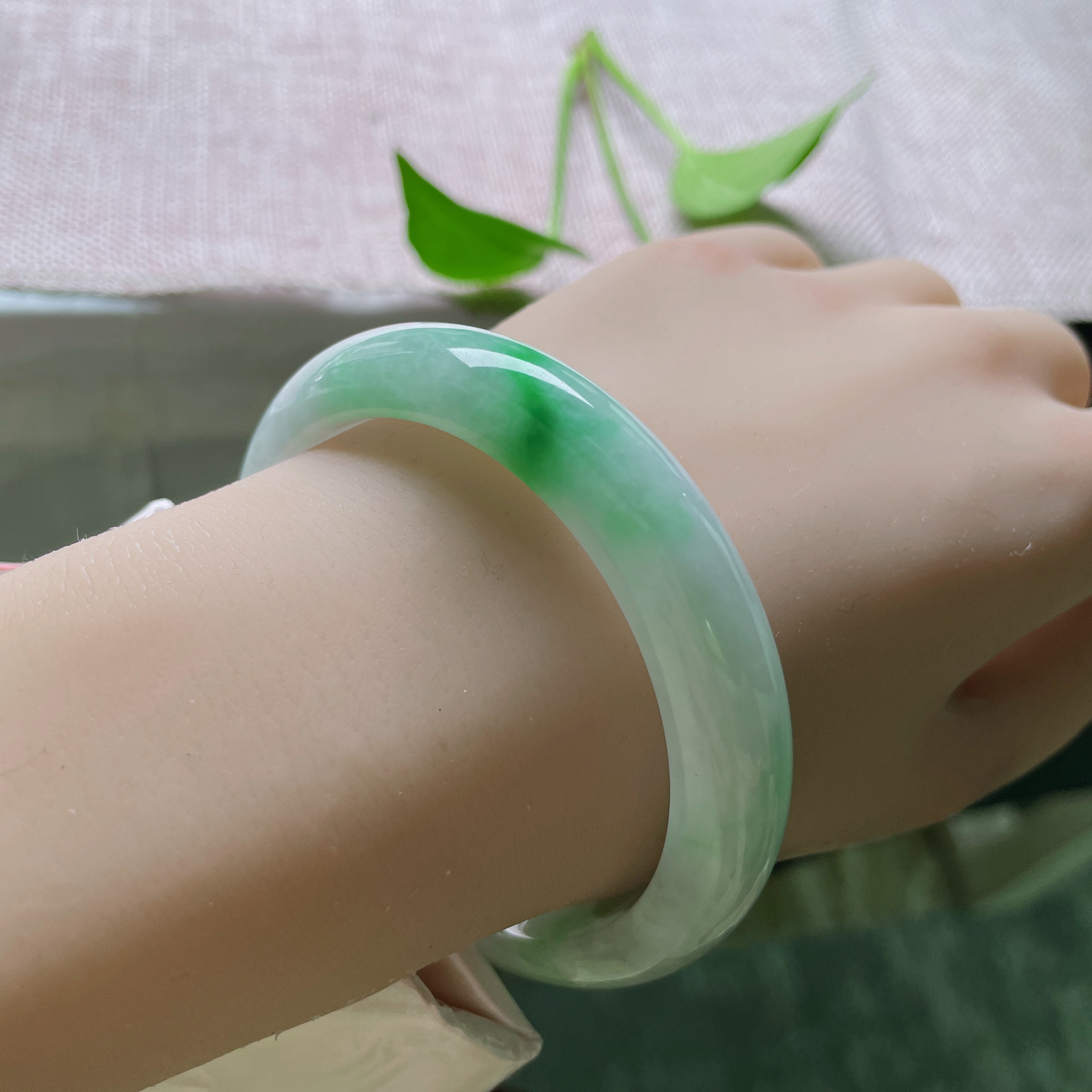 57.1/12/8.1，春彩正圈，是丁香路过黎明时，遗落的薄雾。一点皮纹不显，ss51285a..