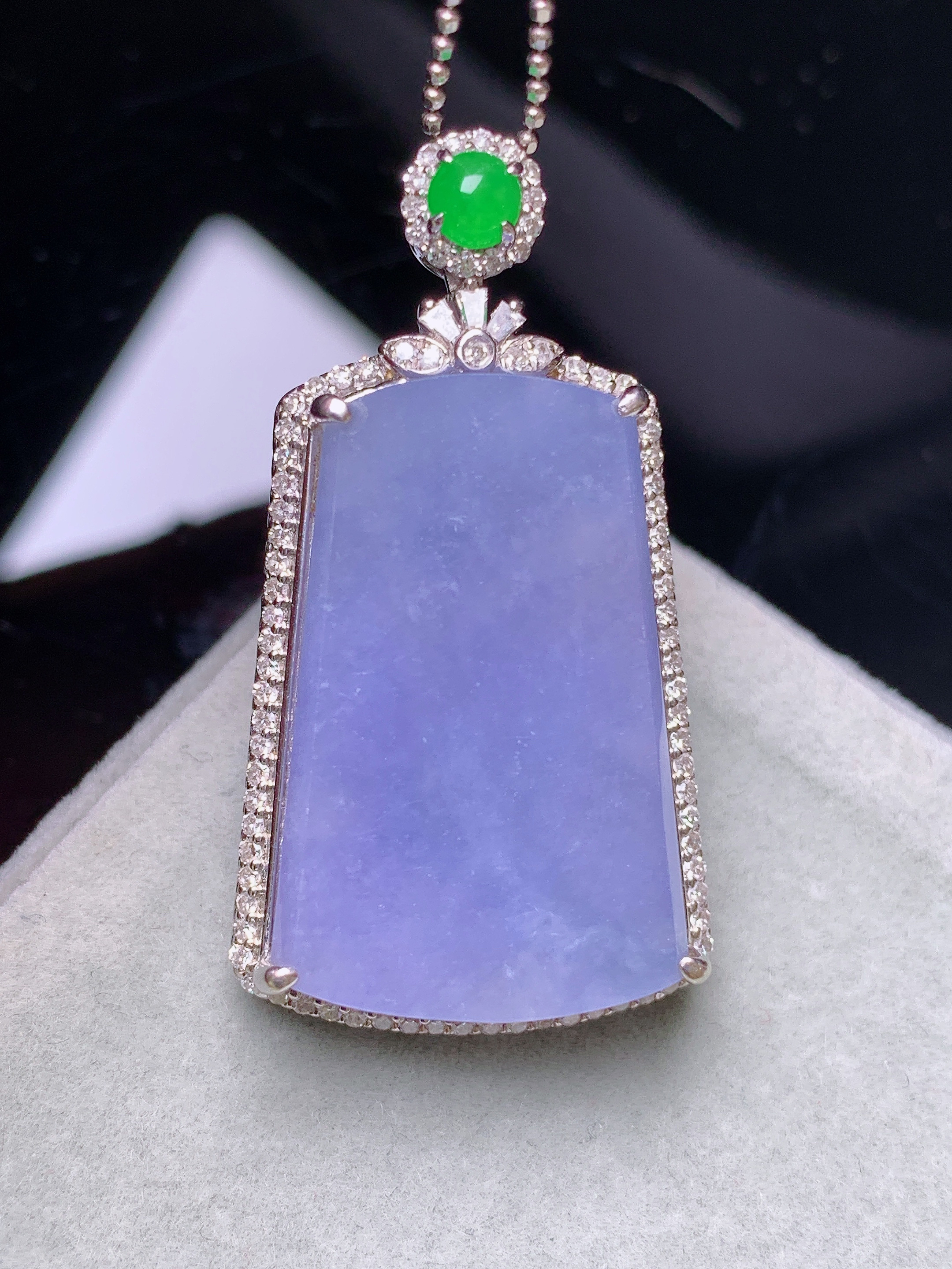 18k金钻镶嵌紫罗兰无事牌吊坠 玉质细腻 色泽艳丽清新 水润亮眼 整体尺寸36.8*20*7.8b2