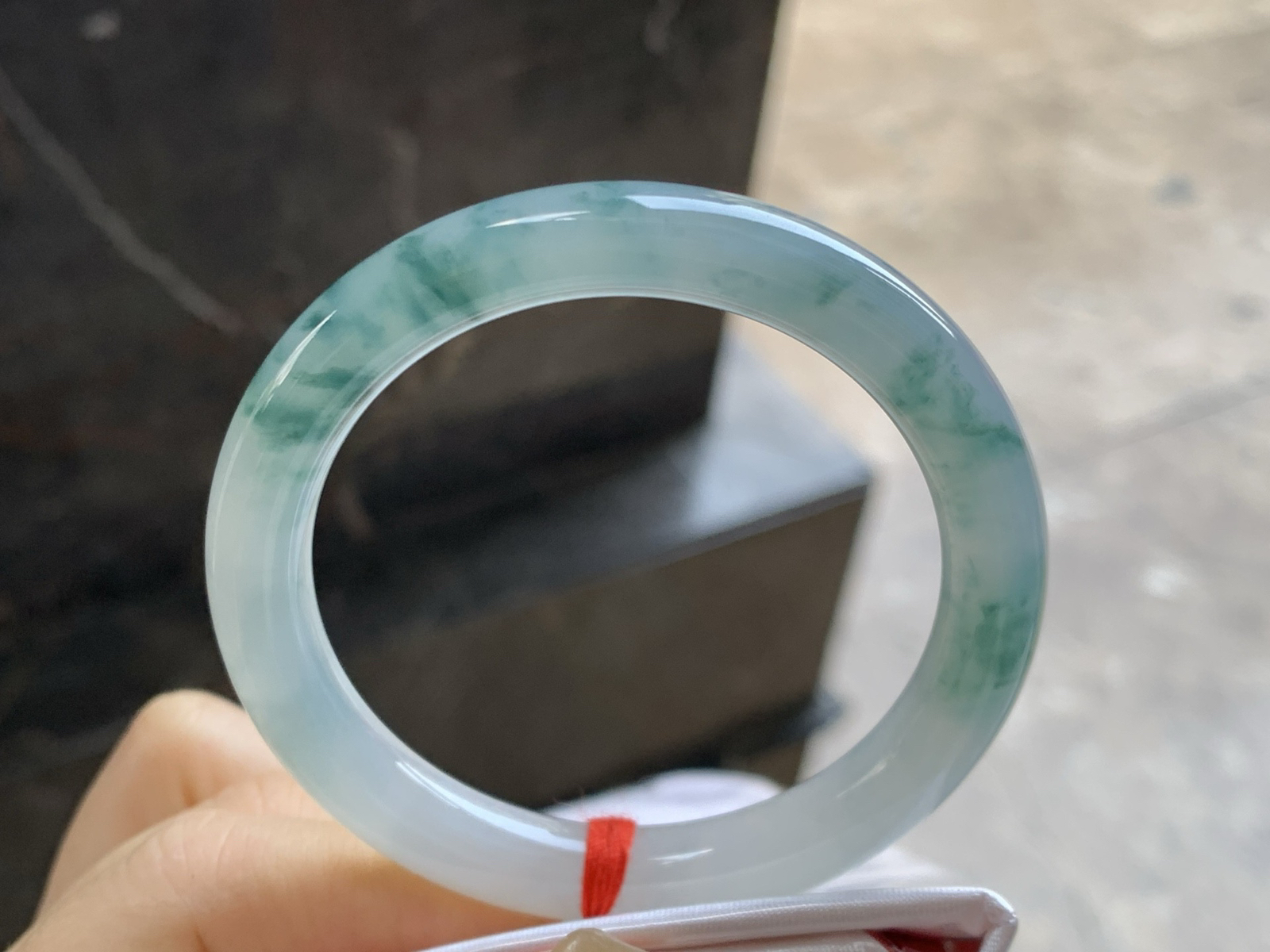 51-8.5-8.2
飘花圆条手镯^_^

底子细腻干净 飘花点缀