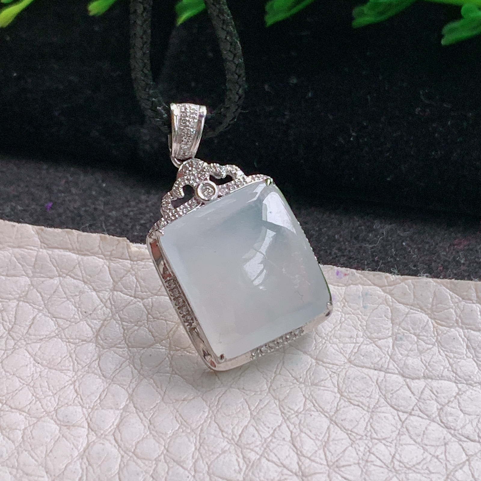 axm实拍26.3*14.8*6.8缅甸翡翠冰种无事牌小吊坠18k镶金平安锁骨坠