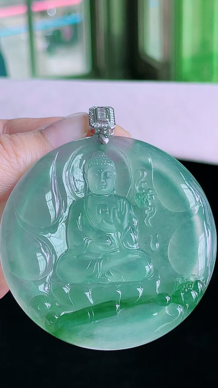 【翡翠名称】18K金扣高冰飘花大日如来挂件
【翡翠尺寸】裸石54.7/5.6mm
【翡翠描述】宝贝种老水足，玉质细腻，色泽靓丽，性价比高，佩戴效果好！
【其它赠送】权威证书/精美挂绳盒子/支持全国复检